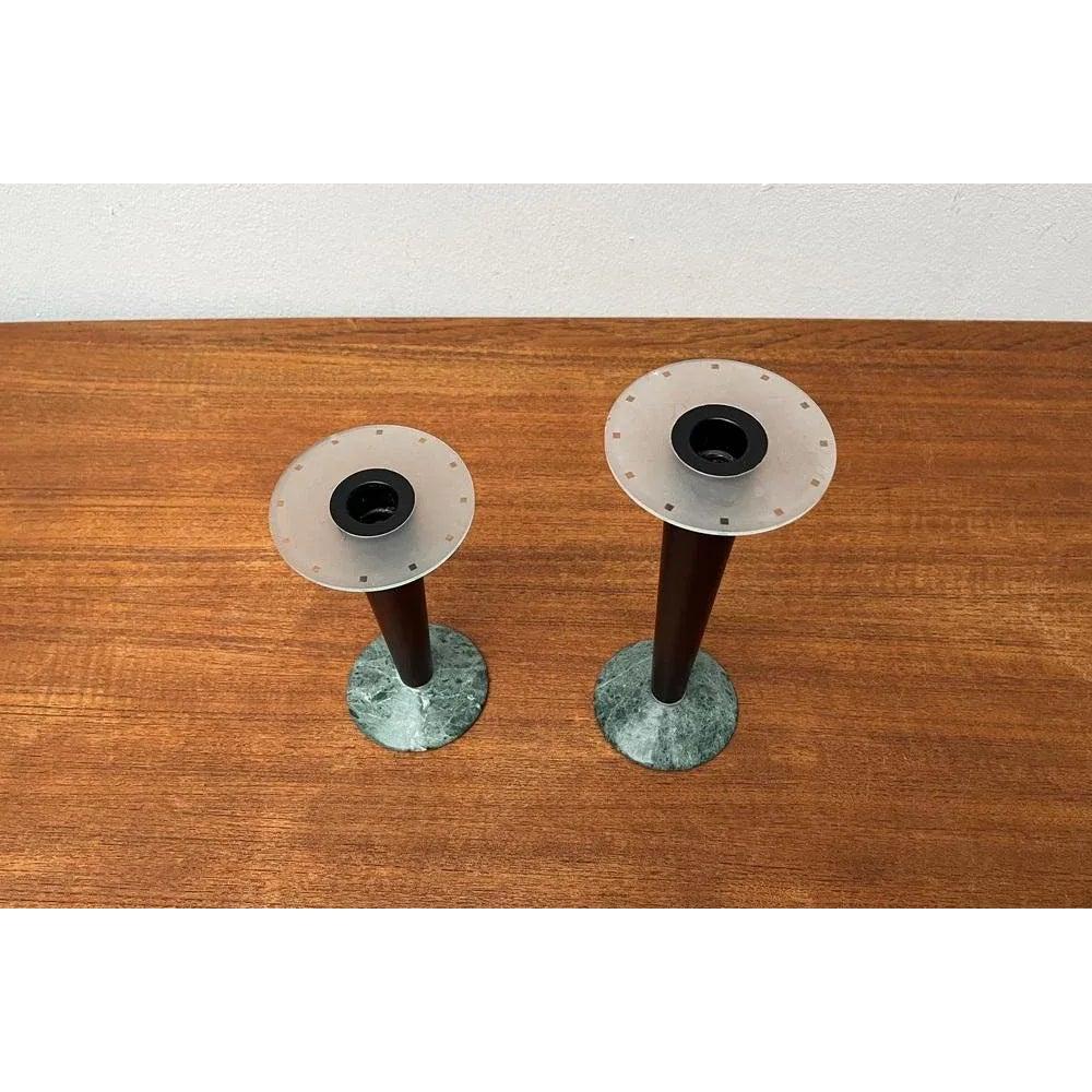 Portacandele postmoderno italiano in legno e pietra, anni '80, set di 2, in ottime condizioni. Progettato dal 1980 al 1989.

Informazioni aggiuntive:
Materiali: Plastica, Pietra
Paese di origine: Italia
Colore: marrone
Tipo di articolo: Vintage,