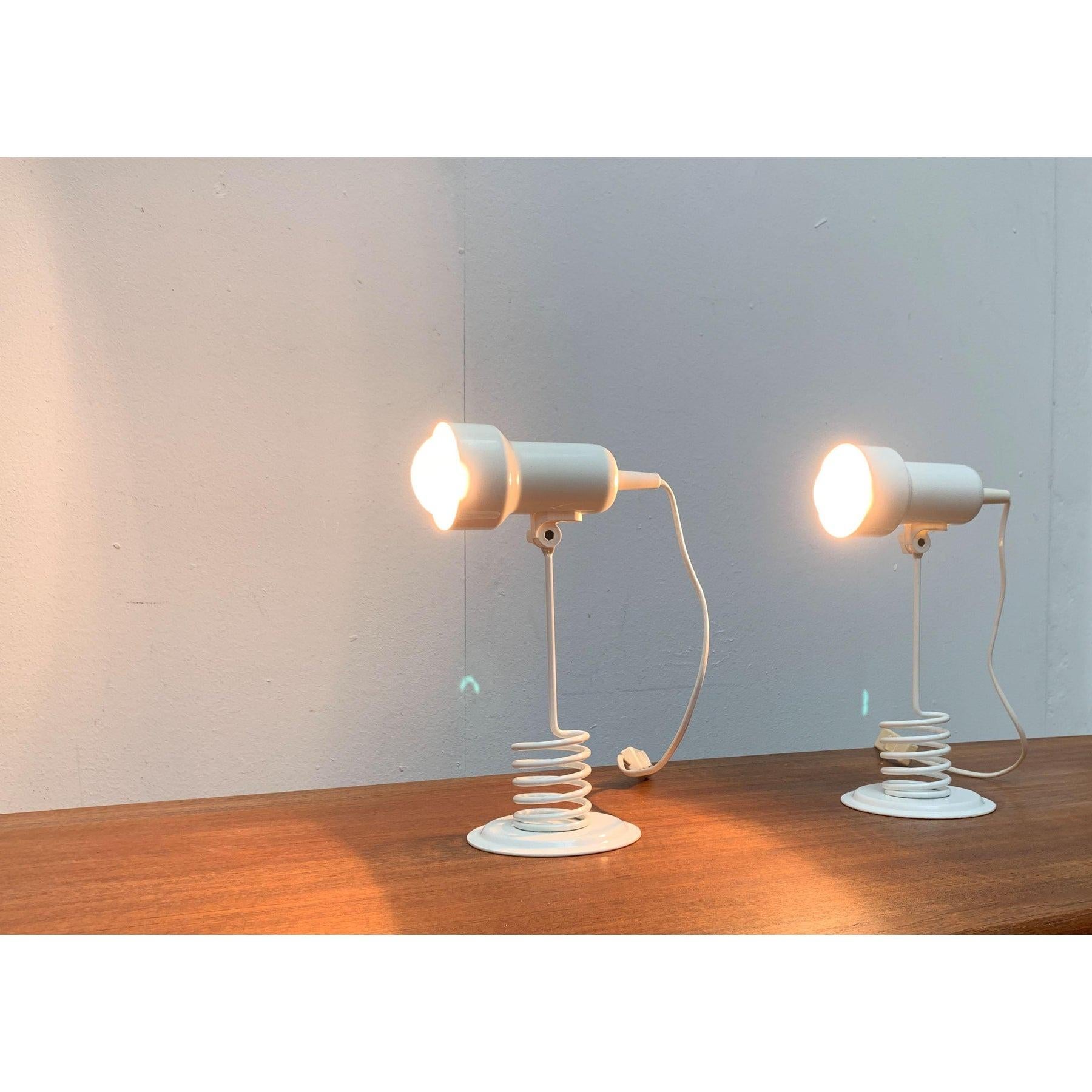 Lampes de table postmodernes du fabricant belge massive.

Une simple tête de projecteur se trouve à l'extrémité d'un arbre finement exécuté. La tige est en forme de spirale dans la partie inférieure et sert de plume. Le pied est conçu comme un pied