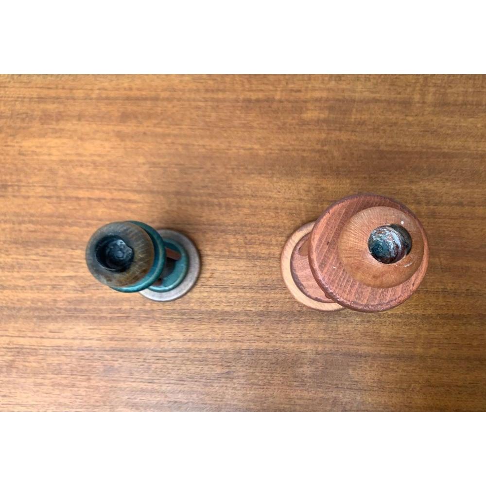 Ensemble de 2 bougeoirs postmodernes en bois, années 1960 en vente 1