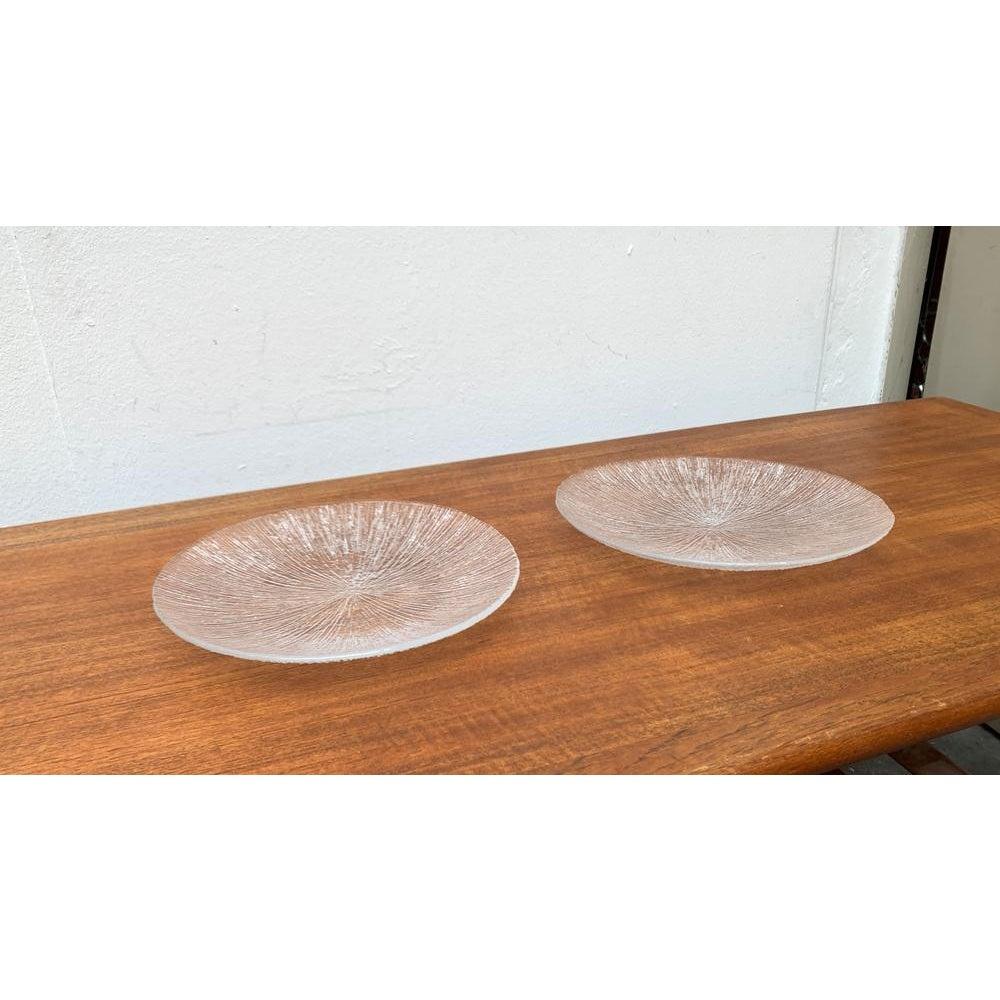 Assiettes en verre vintage en écorce d'arbre scandinave, lot de 2, en très bon état. Conçu de 1970 à 1979.

Informations complémentaires :
Matériaux : Verre
Type d'article : Vintage, antique ou d'occasion
Dimensions : 11,02ʺW × 11,02ʺD ×