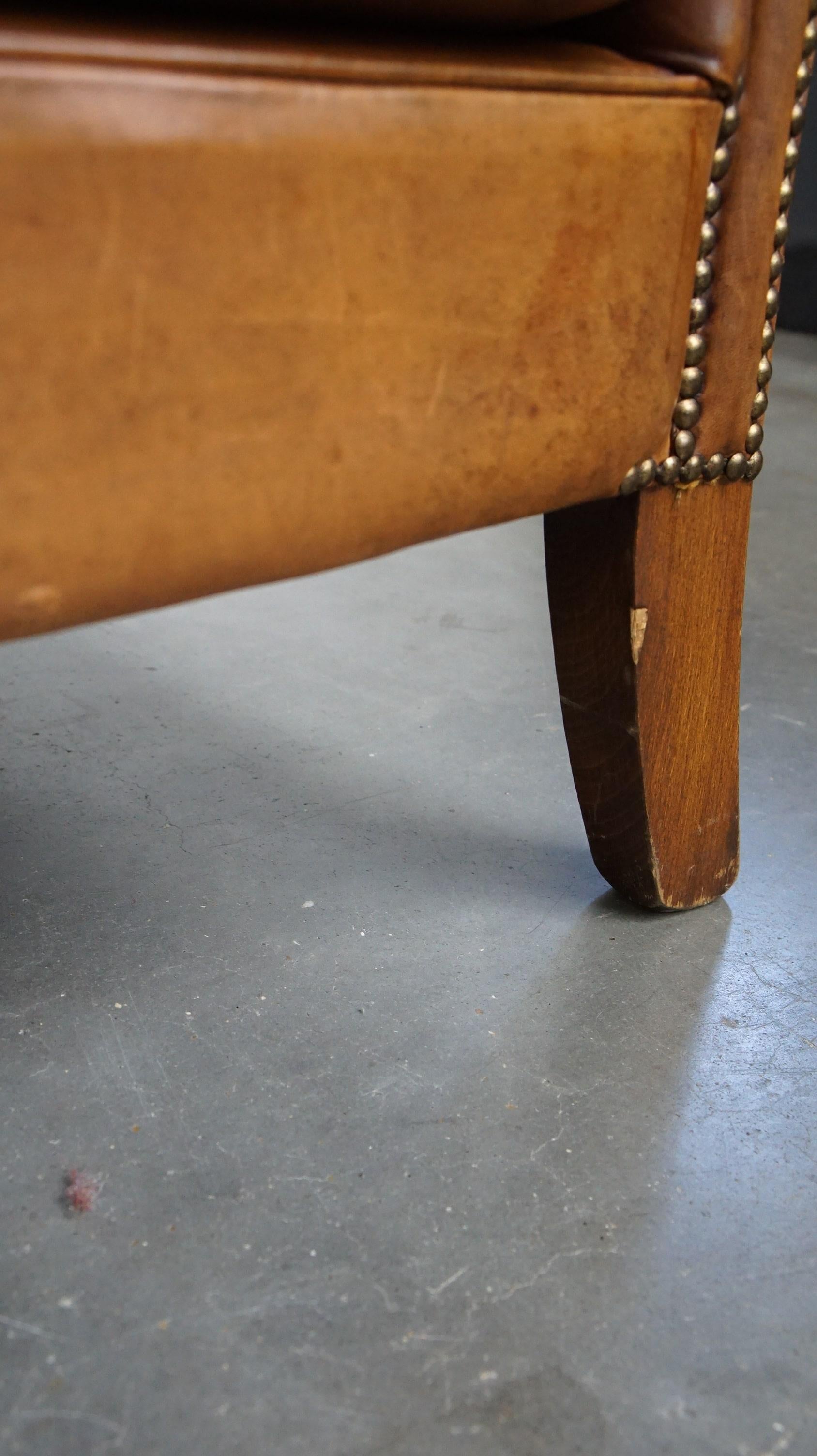 Satz von 2 Vintage-Sesseln aus Schafsleder, mit dekorativen Nagelköpfen versehen im Angebot 7