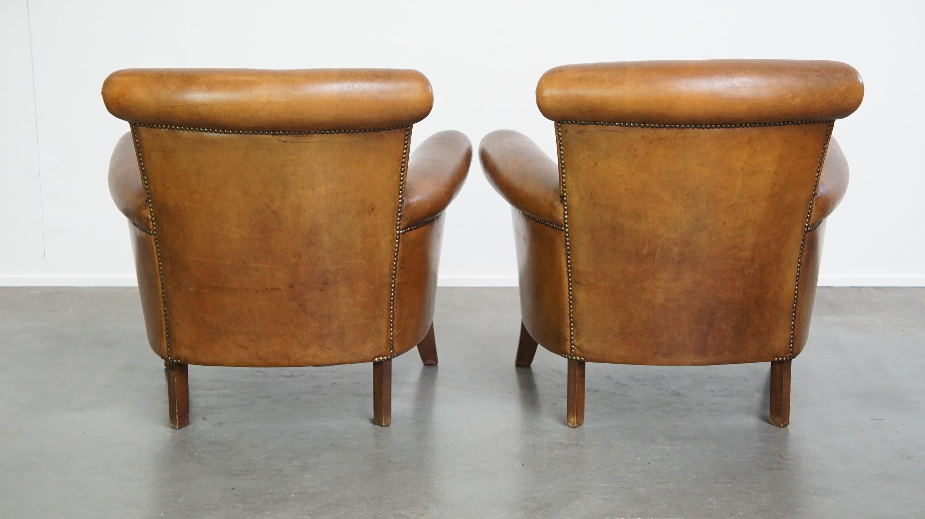 Satz von 2 Vintage-Sesseln aus Schafsleder, mit dekorativen Nagelköpfen versehen (Handgefertigt) im Angebot