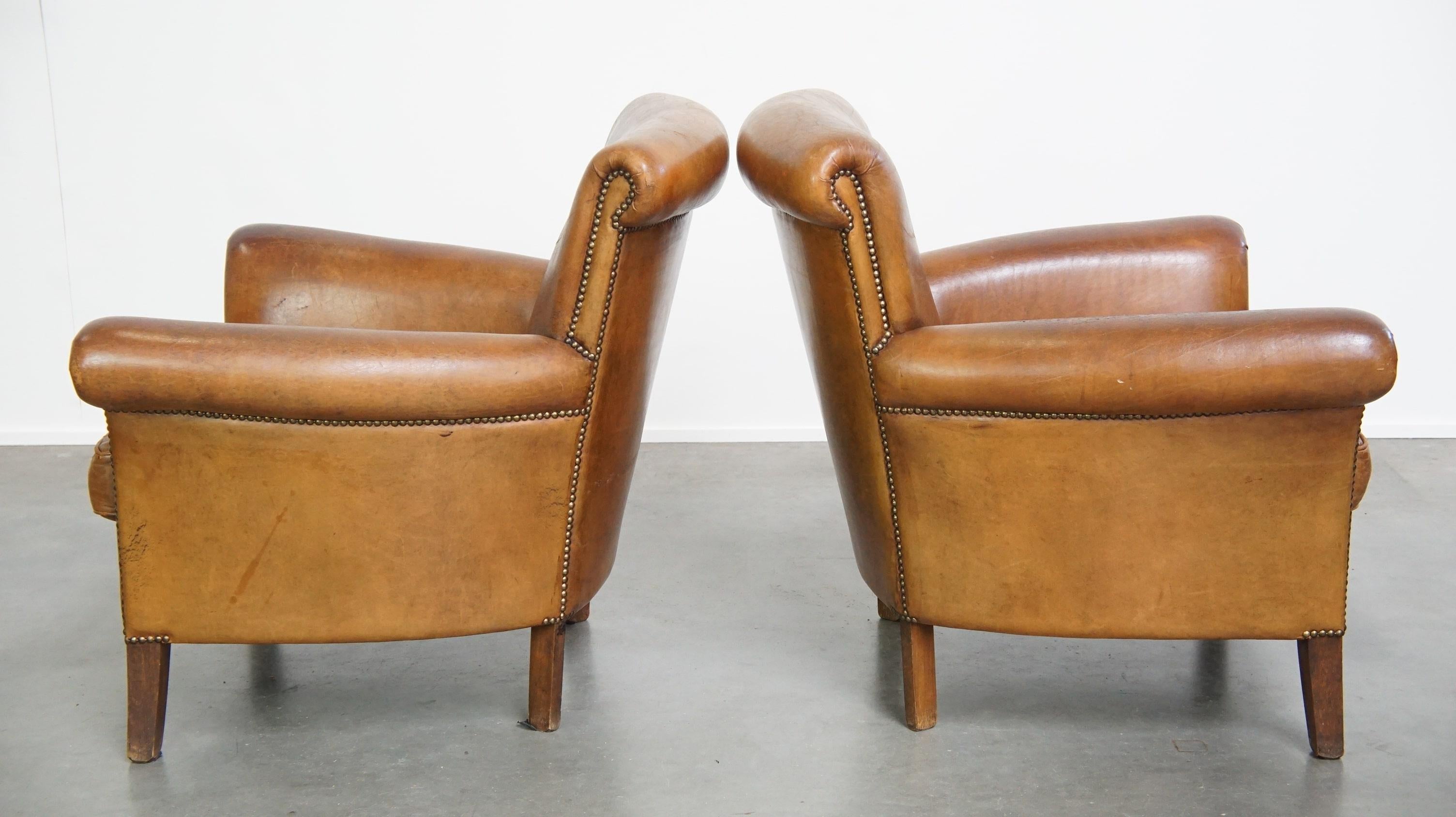 Satz von 2 Vintage-Sesseln aus Schafsleder, mit dekorativen Nagelköpfen versehen im Zustand „Relativ gut“ im Angebot in Harderwijk, NL