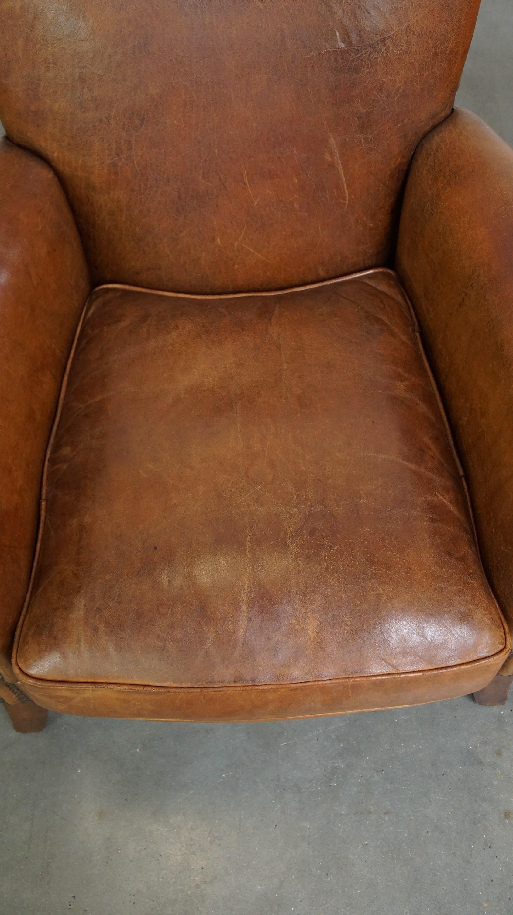 Satz von 2 Vintage-Sesseln aus Schafsleder, mit dekorativen Nagelköpfen versehen (20. Jahrhundert) im Angebot
