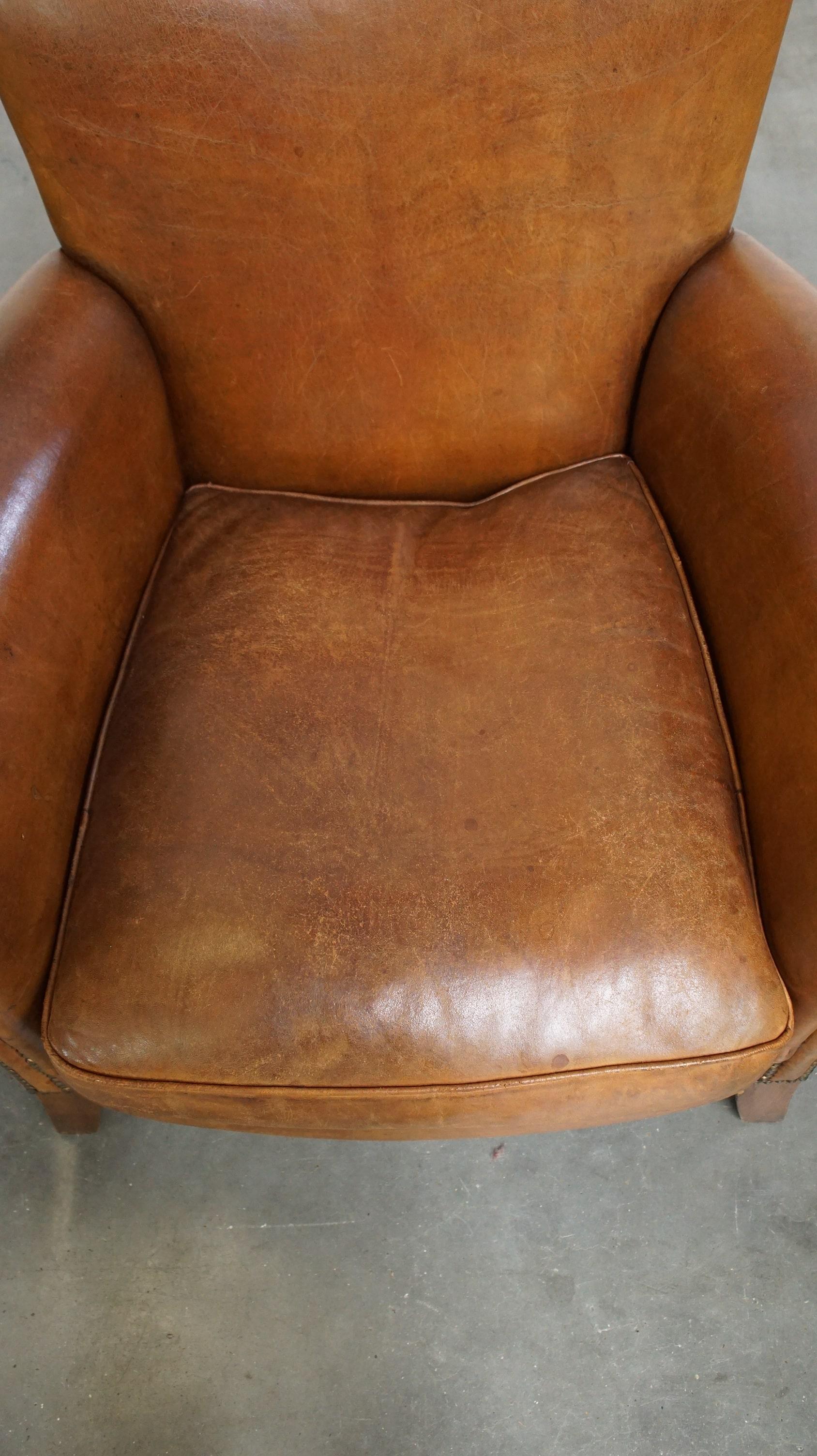 Satz von 2 Vintage-Sesseln aus Schafsleder, mit dekorativen Nagelköpfen versehen (Schaffell und Schafleder) im Angebot