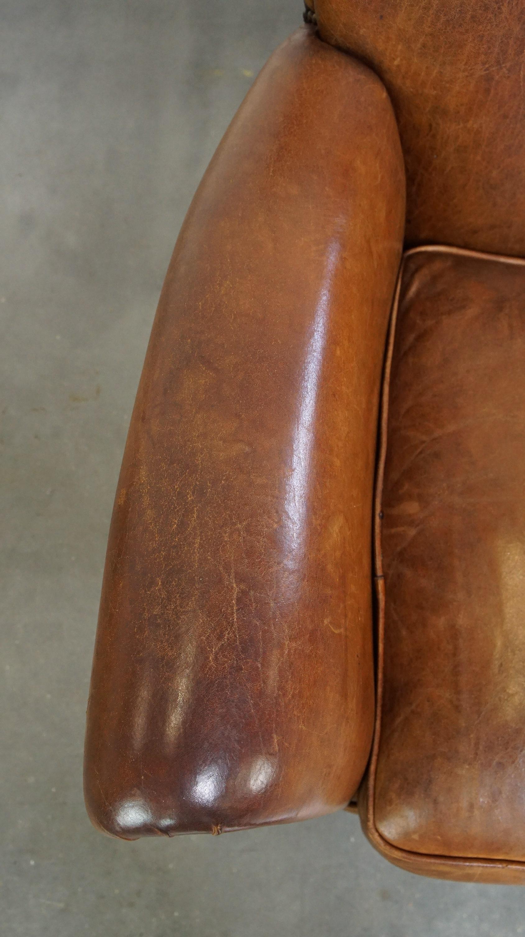 Satz von 2 Vintage-Sesseln aus Schafsleder, mit dekorativen Nagelköpfen versehen im Angebot 1