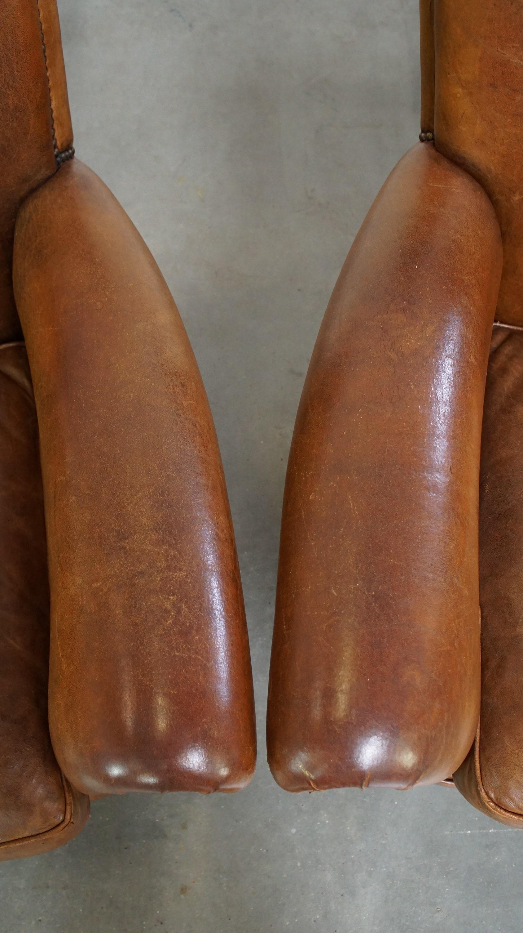 Satz von 2 Vintage-Sesseln aus Schafsleder, mit dekorativen Nagelköpfen versehen im Angebot 2