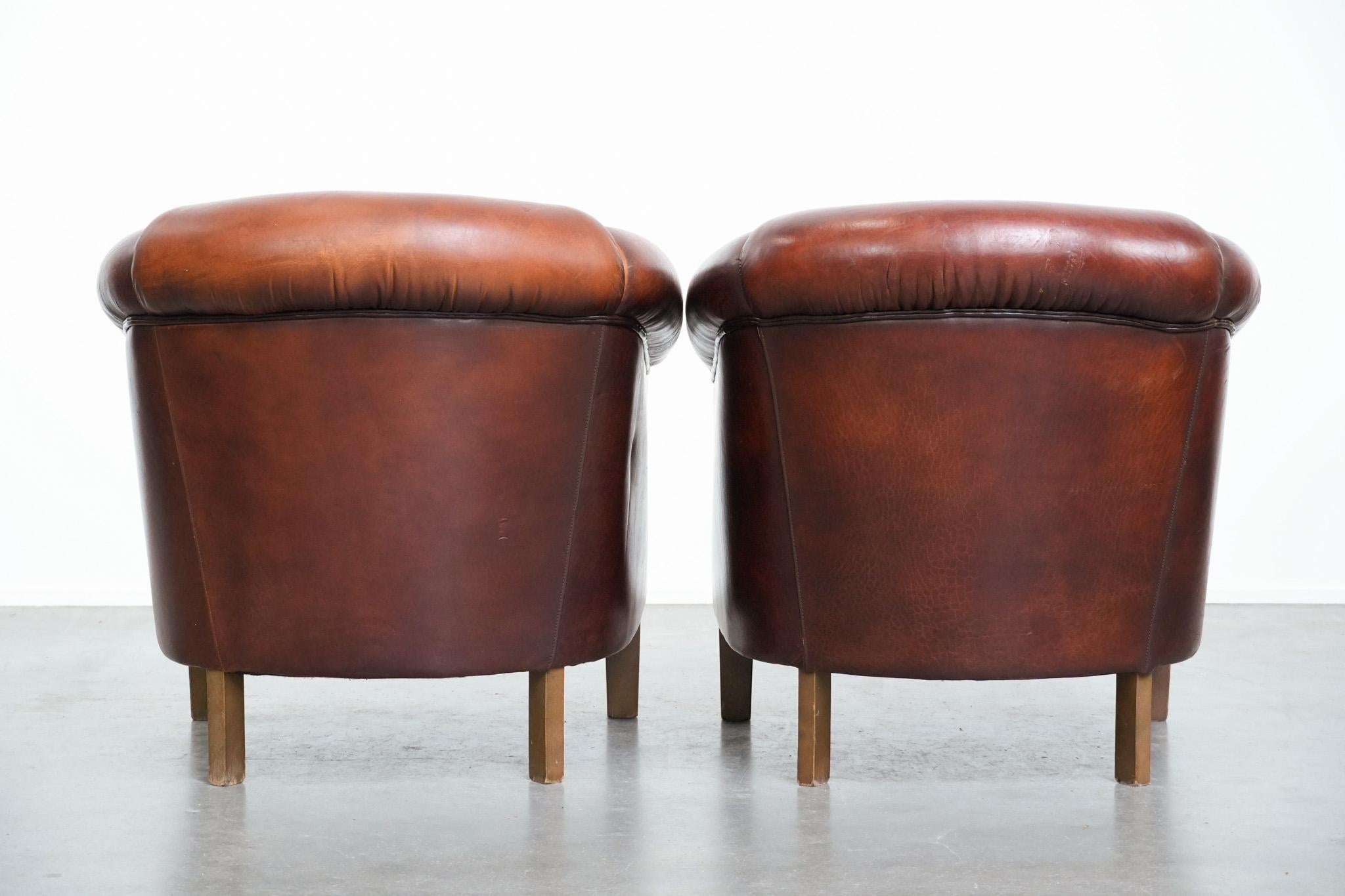 Satz von 2 Vintage Schafsleder Clubsesseln mit Ziernägeln (Klassisch-römisch) im Angebot