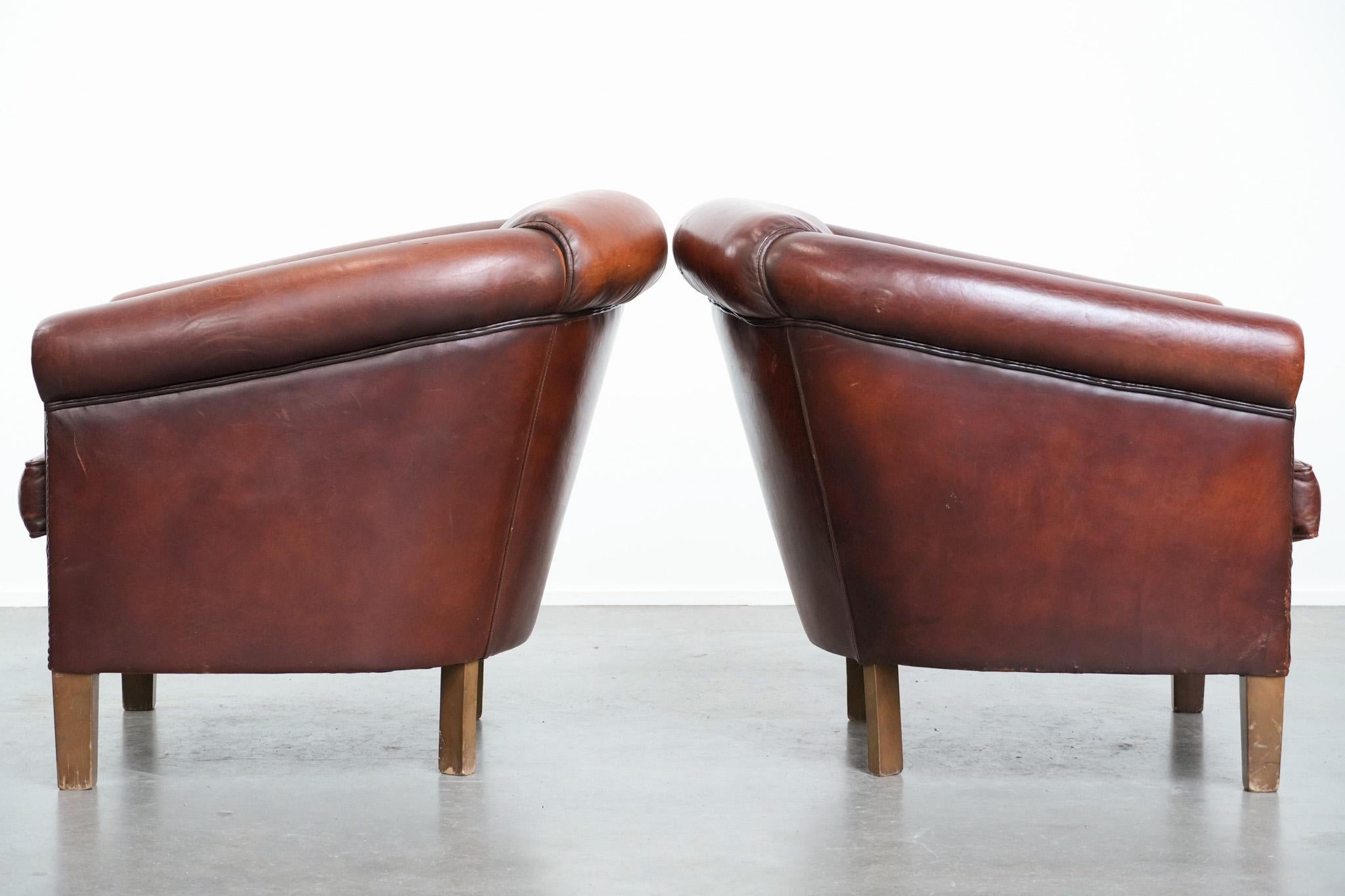 Satz von 2 Vintage Schafsleder Clubsesseln mit Ziernägeln (Handgefertigt) im Angebot