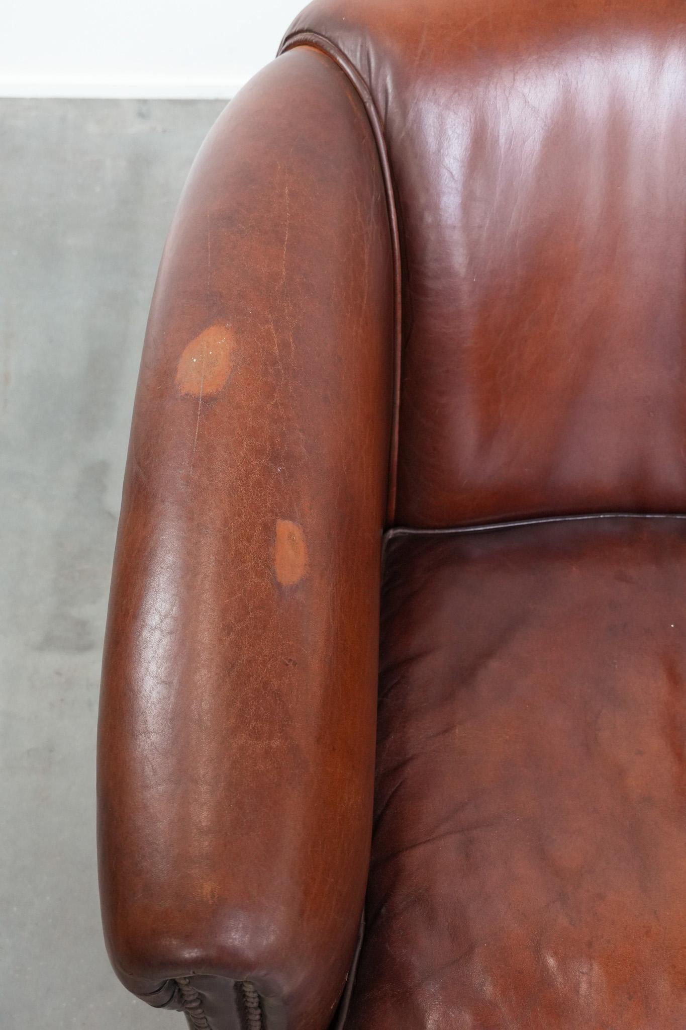 Satz von 2 Vintage Schafsleder Clubsesseln mit Ziernägeln (Leder) im Angebot