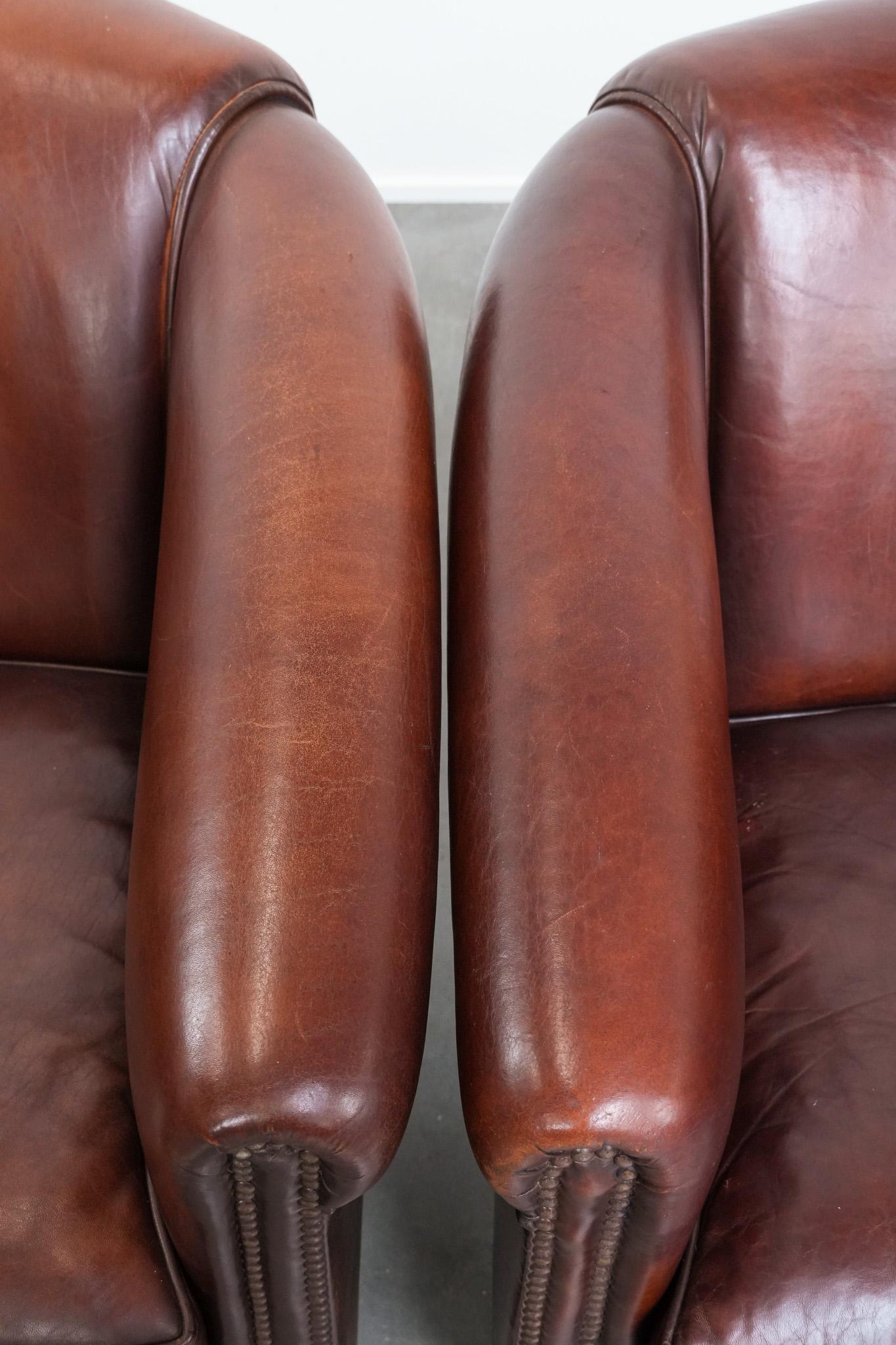 Satz von 2 Vintage Schafsleder Clubsesseln mit Ziernägeln im Angebot 1