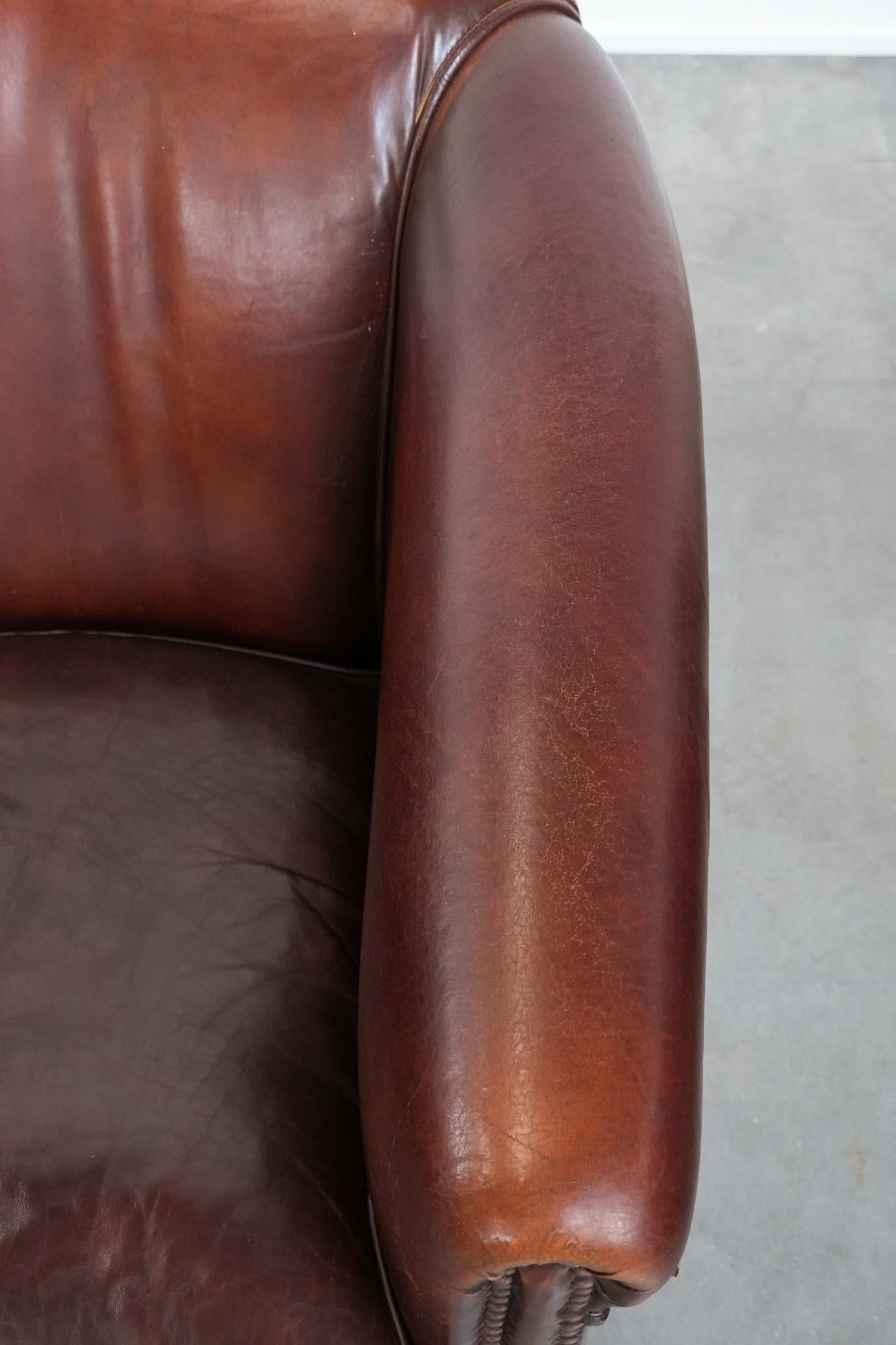 Satz von 2 Vintage Schafsleder Clubsesseln mit Ziernägeln im Angebot 2