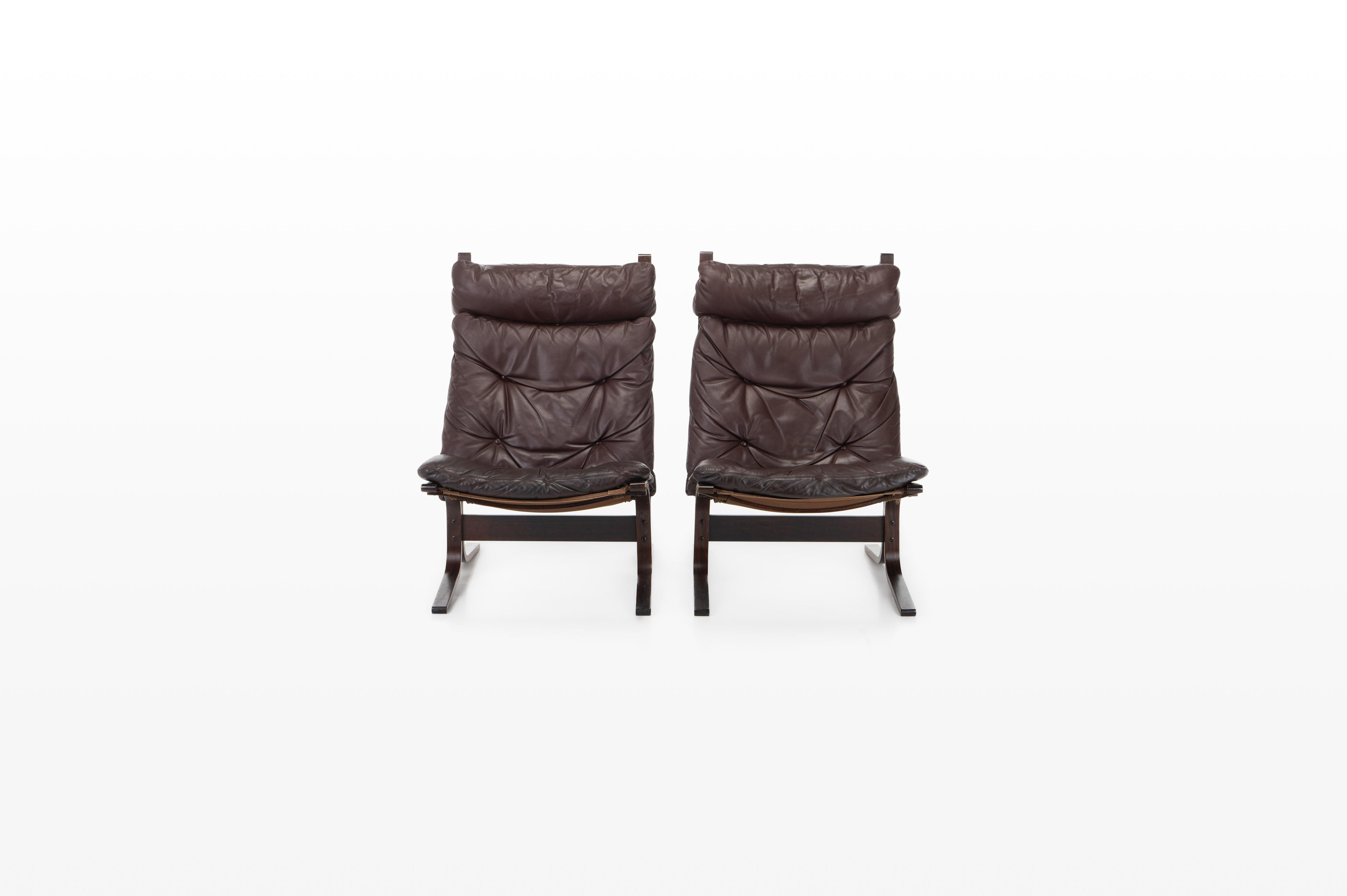 Great pair of vintage ‘Siesta' lounge chairs. This lounge chairs were designed by Ingmar Relling and manufactured by Westnofa, Norway. Bordeaux / brown leather in very good original condition.