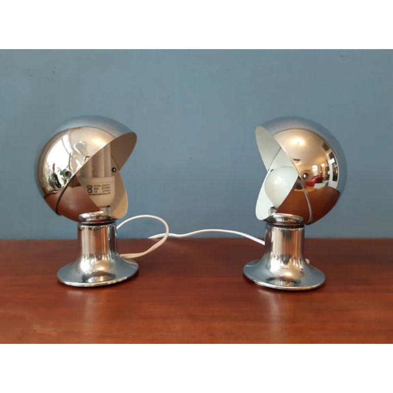 Very playful pair of small eclipse table lamps in chrome. The designer is unknown to us, but could be Goffredo Reggiani. The eclipse design allows you to adjust the amount of light that leaves the shades.

Dimensions:
ø Shade: 13 cm
Height: 19