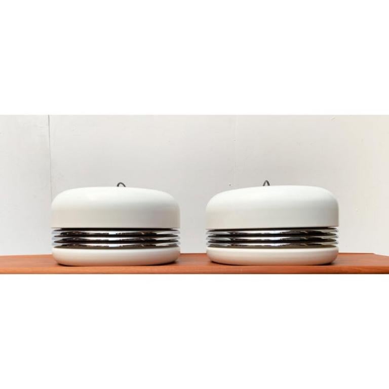 Deux pendules très rares de la célèbre manufacture Staff shining d'après un design d'Alfred Kalthoff des années 1970. Attribué à tort à Kazuo Motozawa.

Cette lampe convainc par sa taille impressionnante. La forme de base est simple. Les courbes