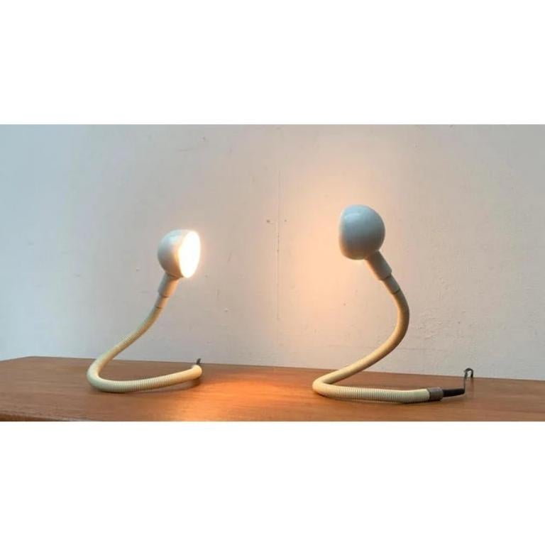 Deux lampes de table hebi du fabricant italien Valenti d'après un design du designer japonais Isao Hosoe des années 1970.

Un classique du design ludique de Valenti. Les lampes peuvent être réglées dans presque toutes les positions grâce au bras
