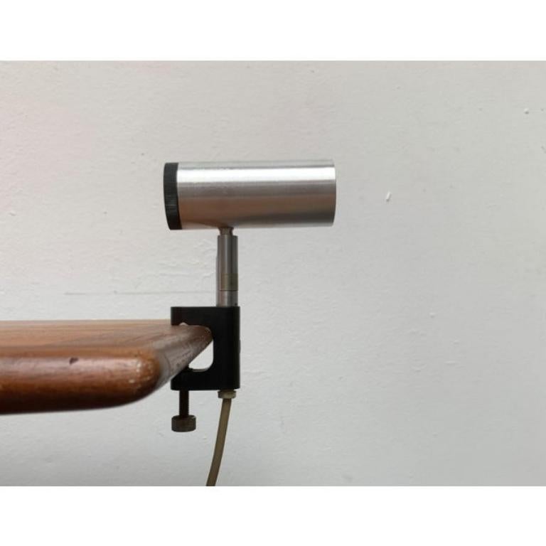 Minimalist clamping light from Philips.

A functional design. The luminaire consists of a simple pipe that obscures the socket. The back is closed with a black plastic element with ventilation slots. The head can be aligned with a joint. The big