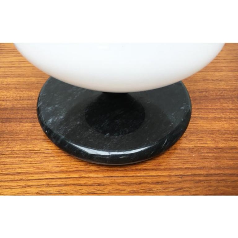 Juego de 2 lámparas de sobremesa vintage suizas de mármol y cristal de Optelma Suizo en venta