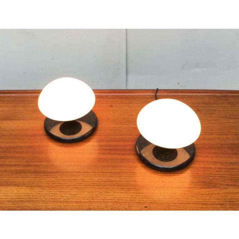 Juego de 2 lámparas de sobremesa vintage suizas de mármol y cristal de Optelma siglo XX en venta