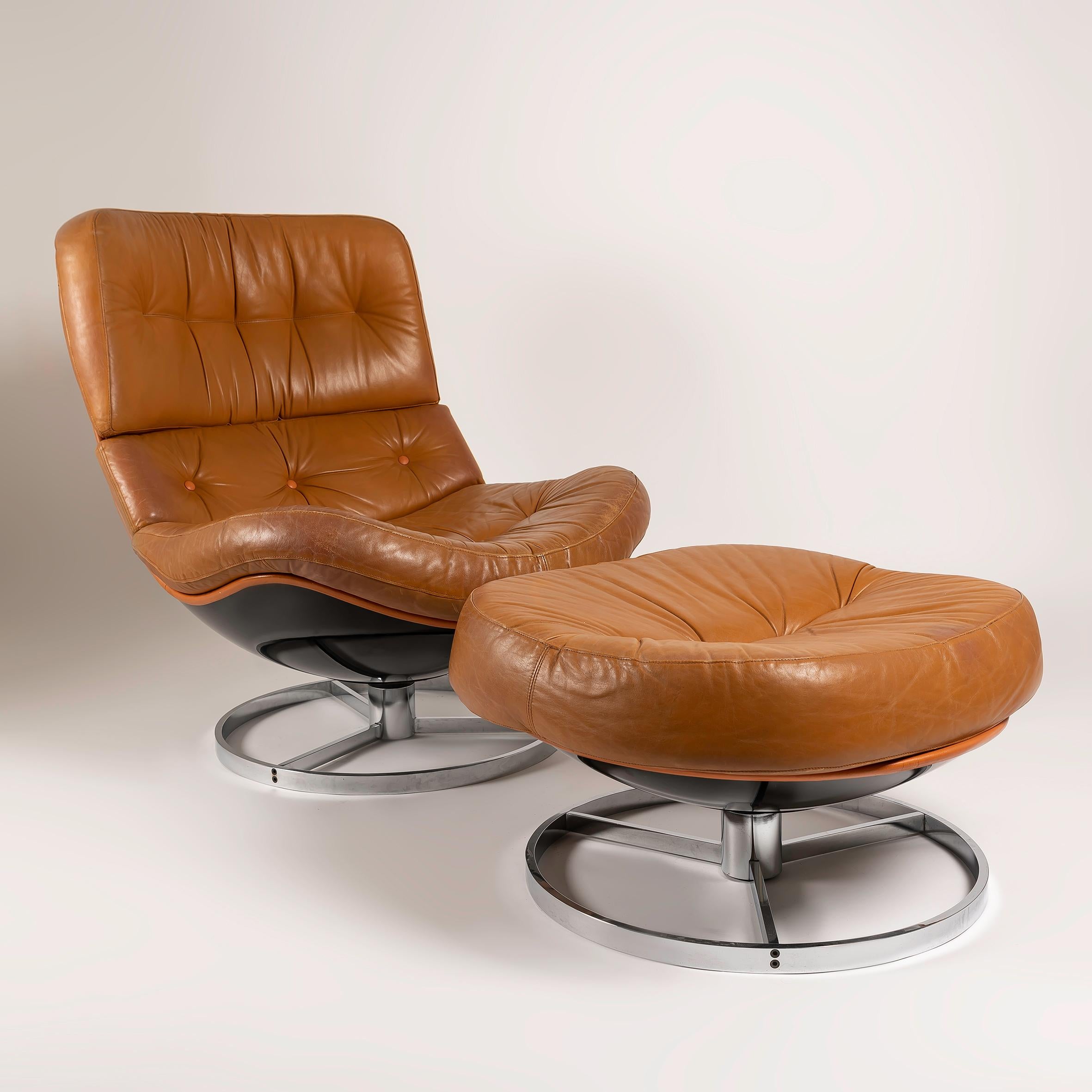 Erleben Sie den Inbegriff von Mid-Century-Charme mit diesem exquisiten Set aus 2 Vintage-Drehsesseln von Michel Cadestin + 1 Otomana, die ursprünglich von Airborne in den 1970er Jahren hergestellt und vertrieben wurden. Diese Sessel, die für ihre