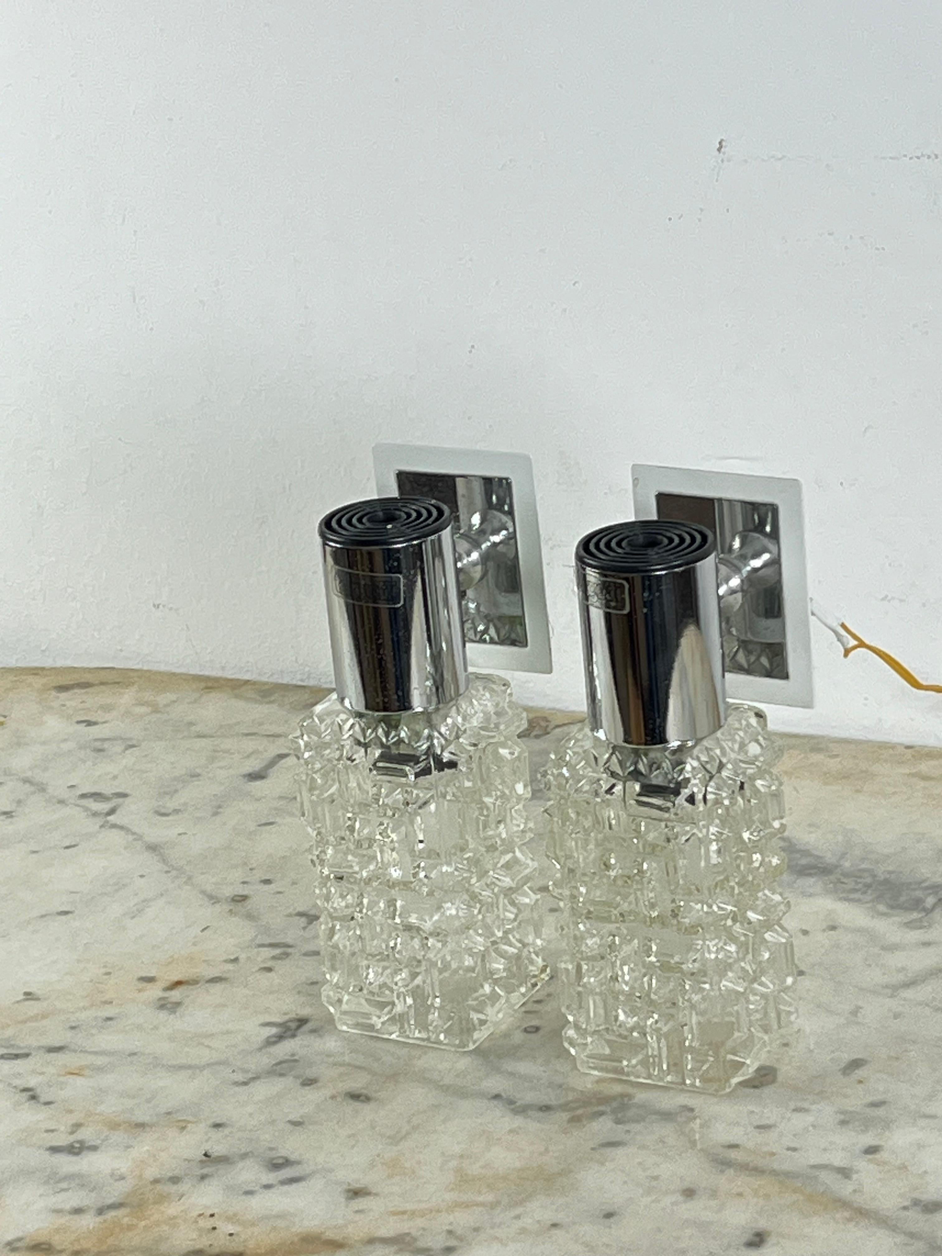 Set of 2 Vintage Targetti Sankey wall lamps, Made in Italy, 1970s
Metal and glass structure. E14 lamps. Glass intact, good condition.