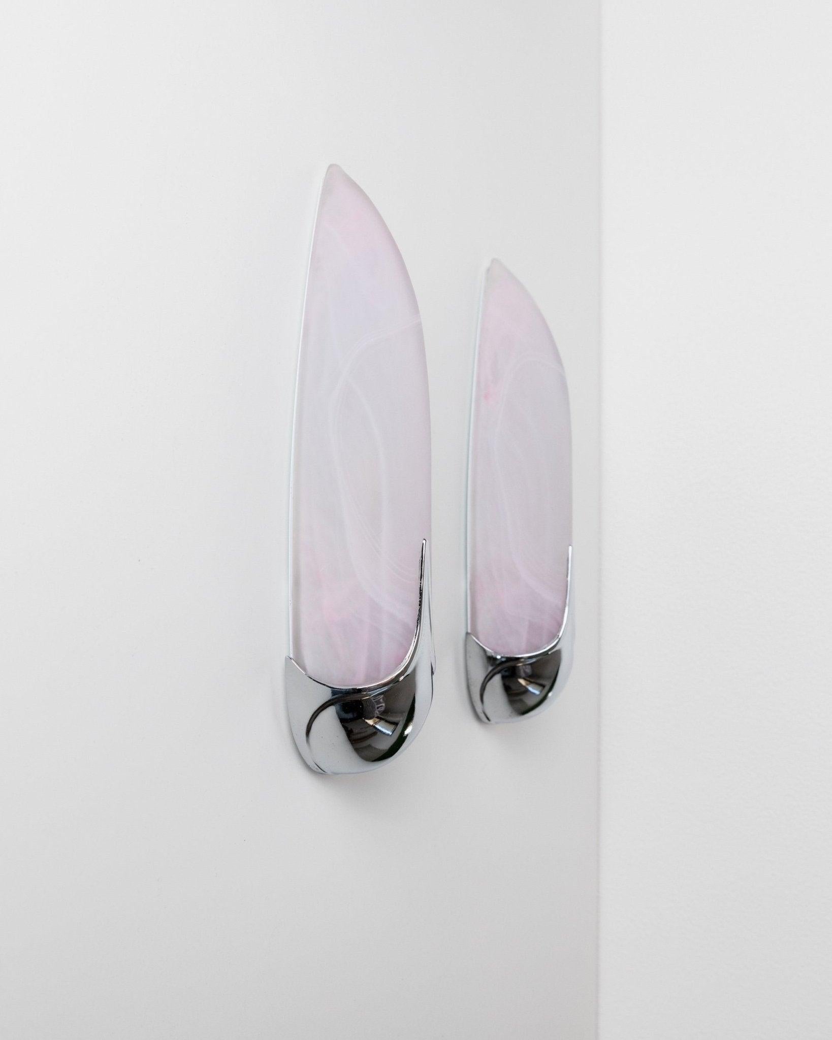 XX secolo Set di 2 lampade da parete vintage in vetro rosa e cromo, Spagna, anni '80 in vendita