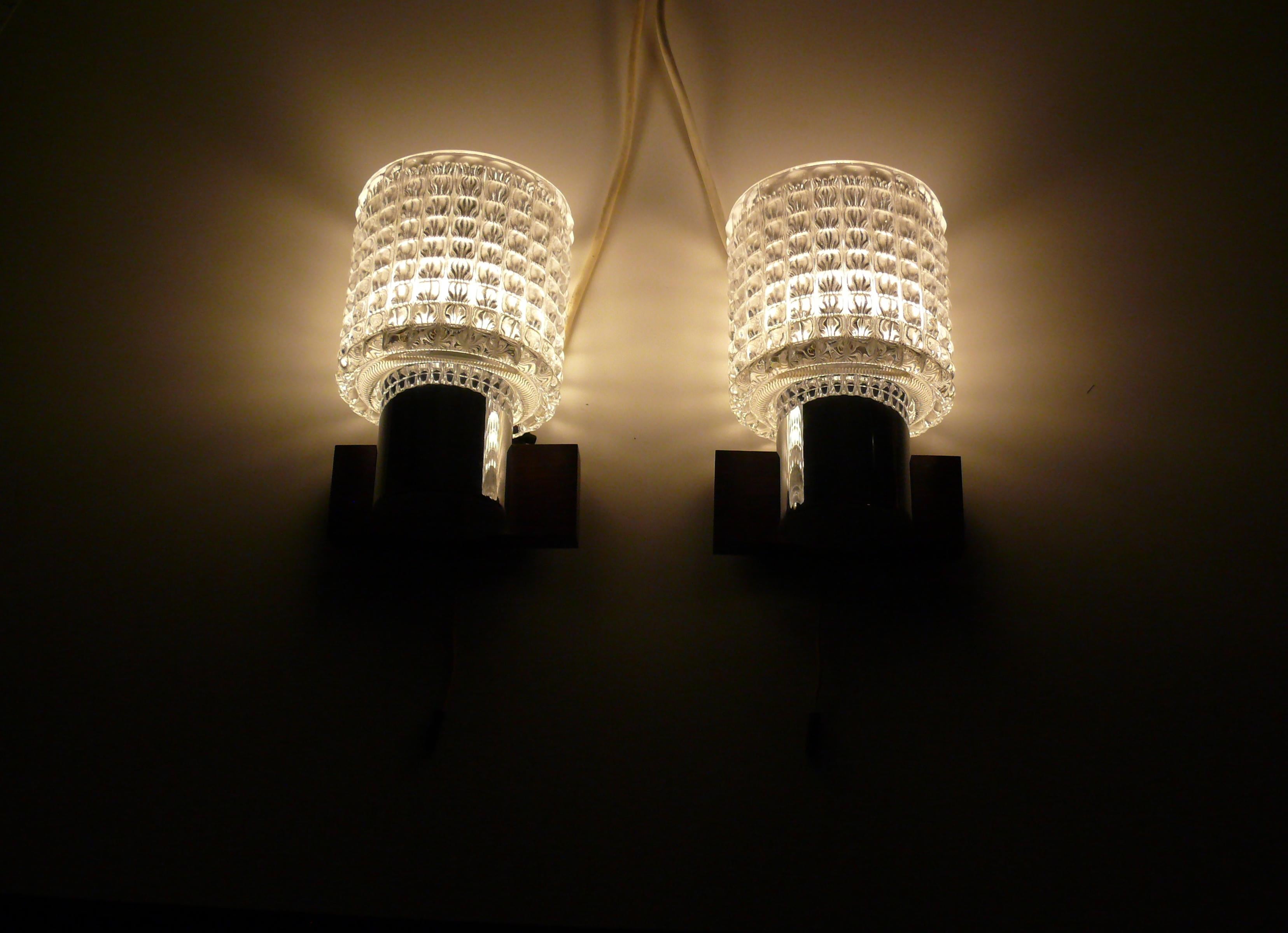 1 juego de apliques de la década de 1960 de la empresa Kaiser Leuchten, Alemania - modelo 48297/013.
Las luces crean una luz excitante en la habitación y encantan con su carisma. Llama la atención en un interior retro de los años 60. Son de cristal