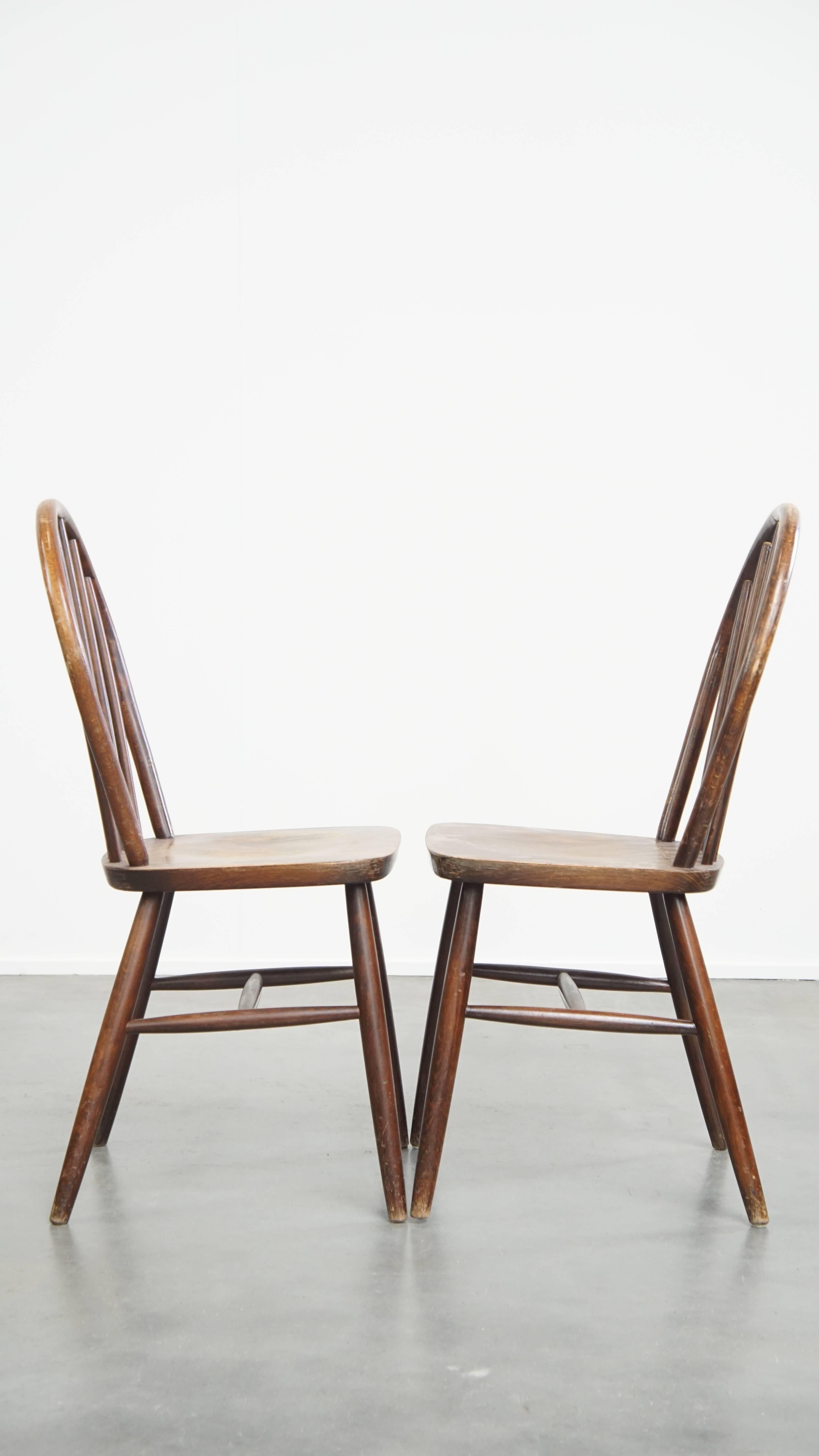 Offert ici cet ensemble de 2 chaises Windsor vintage en fuseau de bois des années 1970 dans le style anglais.

Ces magnifiques chaises Windsor vintage des années 1970 sont non seulement parfaites pour une utilisation dans un cadre familial, mais