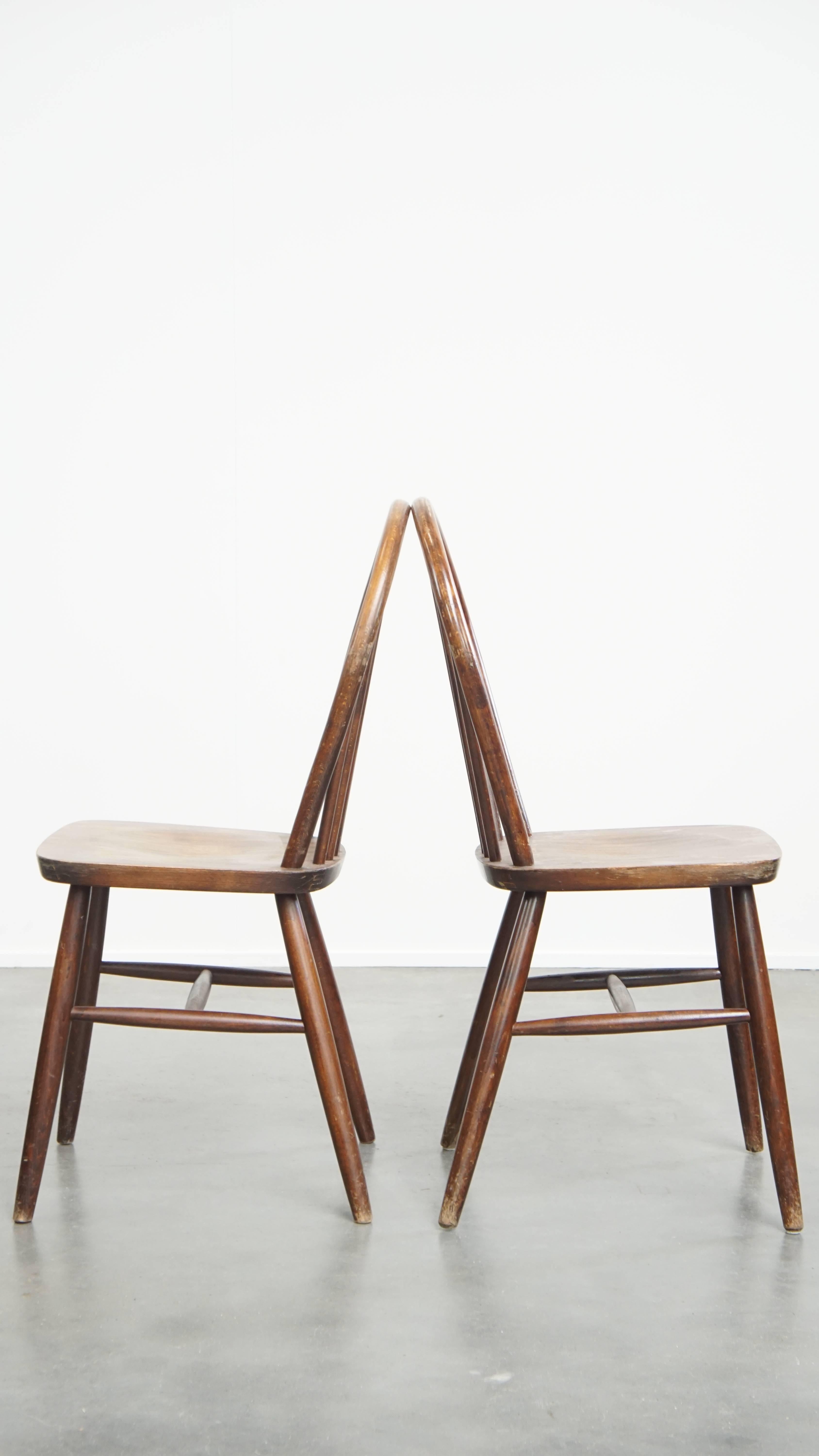 Fait main Ensemble de 2 chaises Windsor vintage en bois à fuseaux des années 1970 en vente