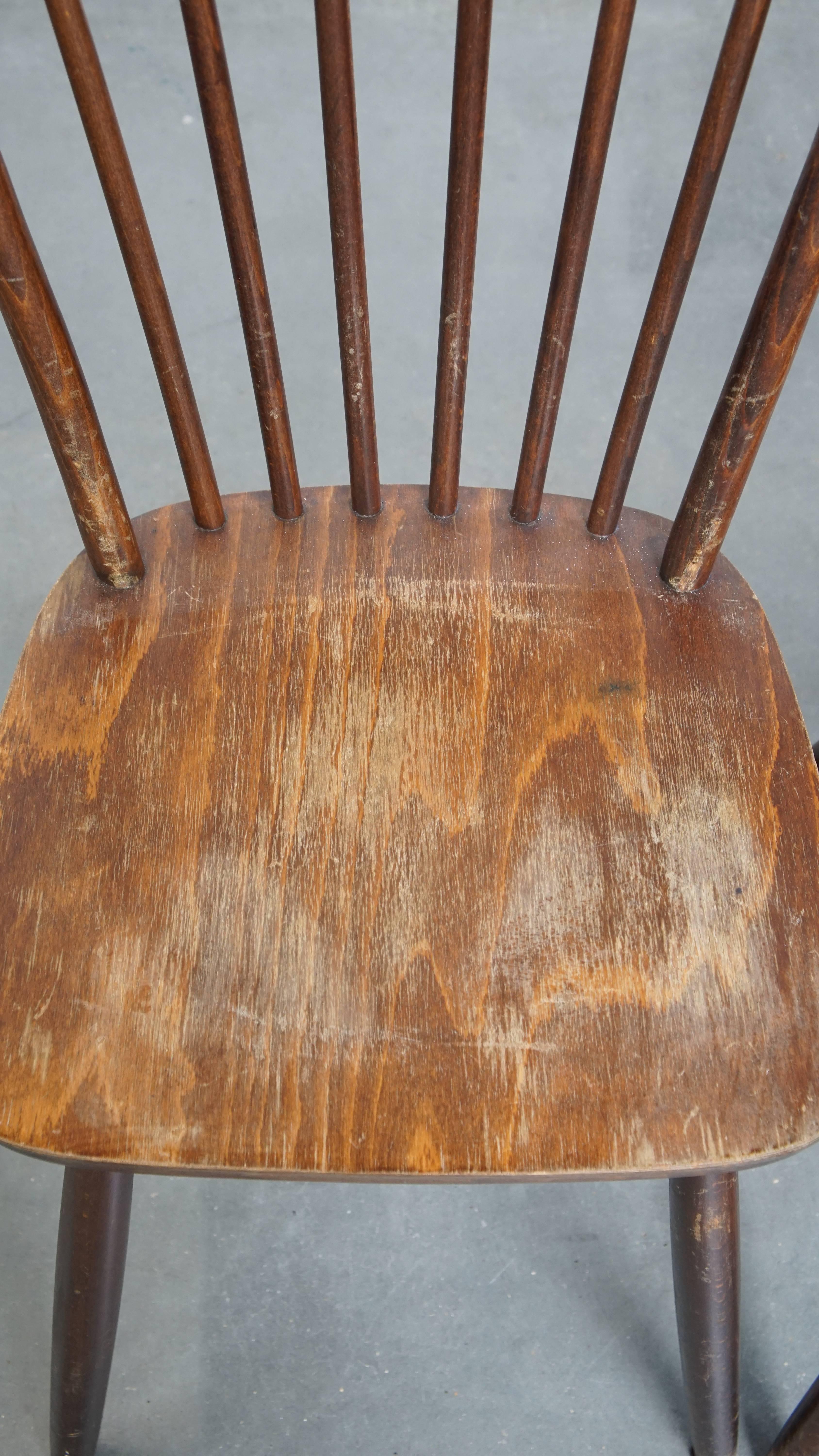 Ensemble de 2 chaises Windsor vintage en bois à fuseaux des années 1970 État moyen - En vente à Harderwijk, NL