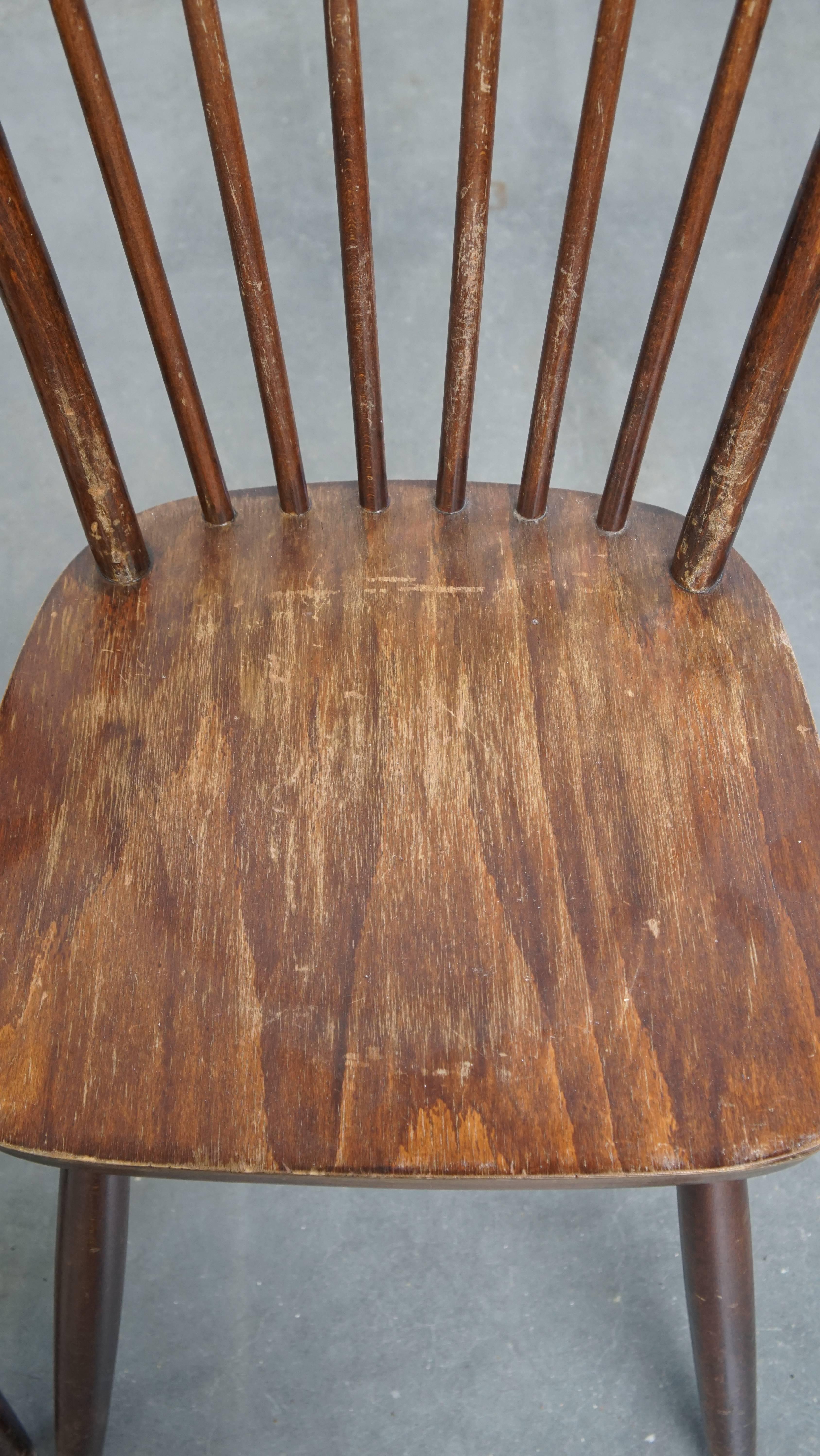Fin du 20e siècle Ensemble de 2 chaises Windsor vintage en bois à fuseaux des années 1970 en vente