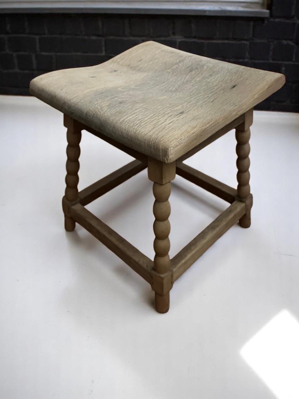 Questi sgabelli, con le loro gambe tornite e le sedute in legno curvato, traggono chiaramente ispirazione dall'estetica rustico-moderna di Dudouyt: funzionali, senza tempo e pieni di carattere.


Vendiamo una bella coppia di sgabelli in legno