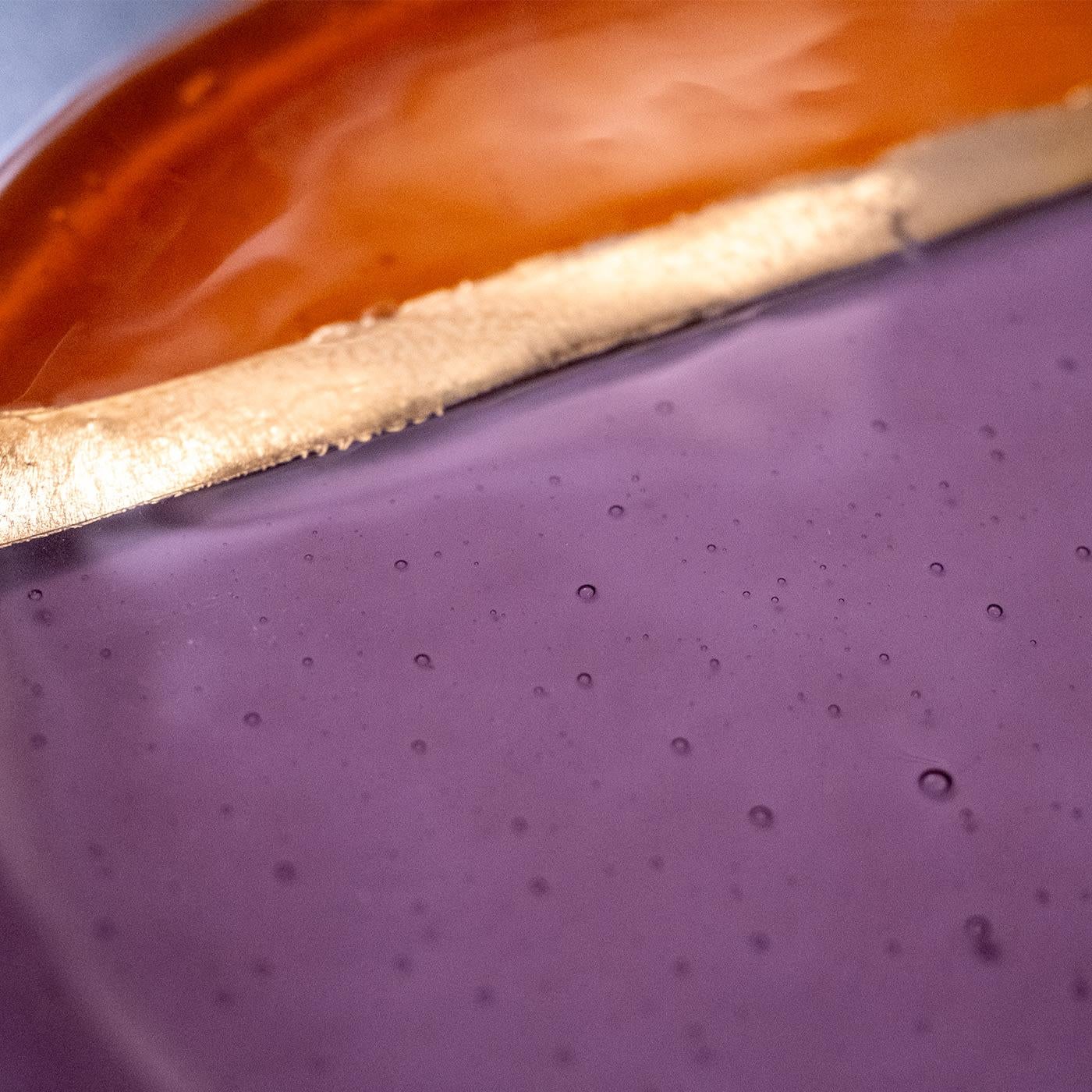 Violet and orange meet in this exquisite dish and are separated by a band of vivid gold. This elegant and modern design will add a touch of color and sophistication to any dining table. It can be paired with identical ones for a more homogeneous
