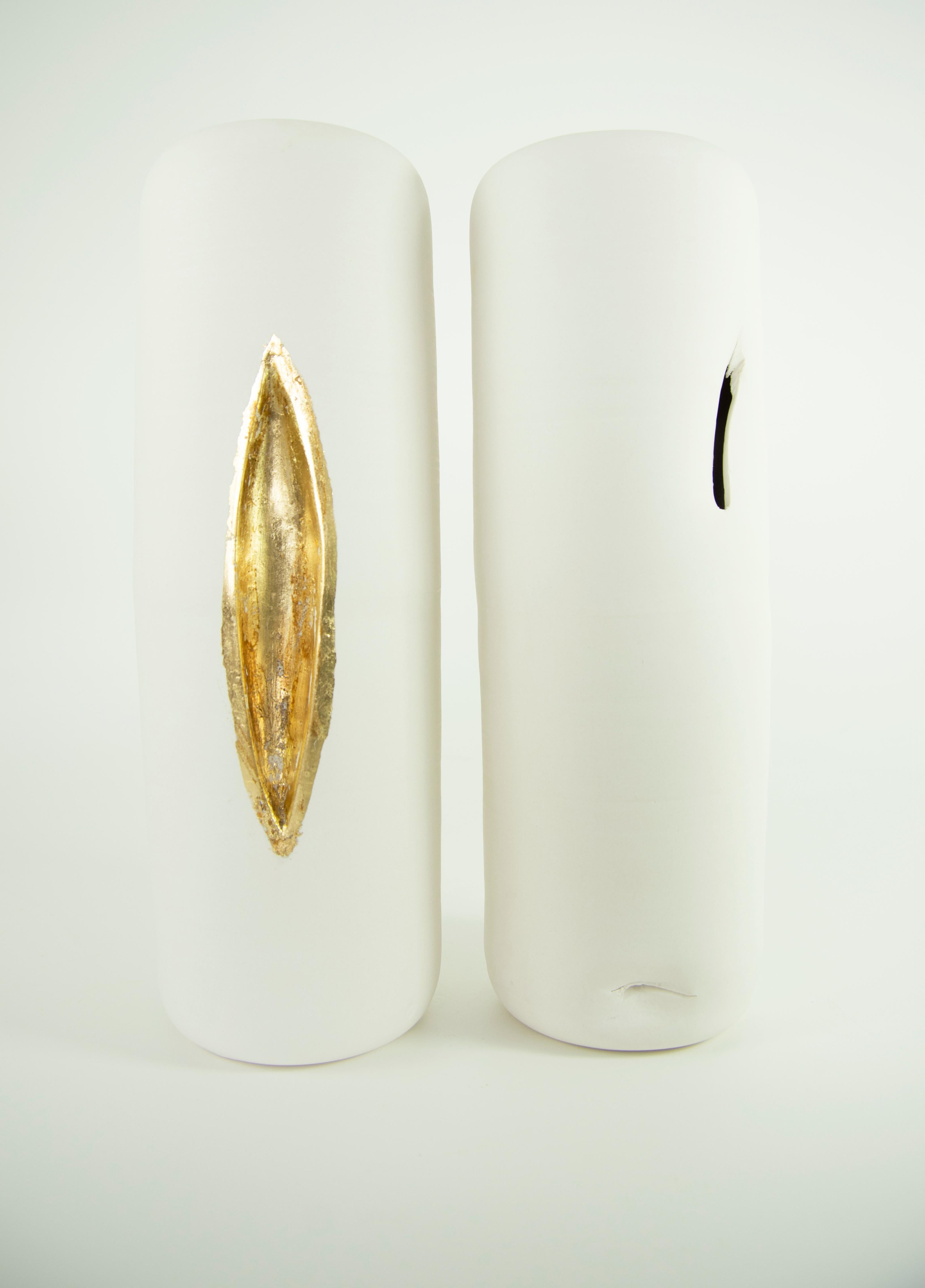 Ensemble de 2 objets décoratifs uniques en feuille d'or Volcano de Dora Stanczel
Exemplaire unique.
Dimensions : D 13 x L 13 x H 35 cm (chacun).
MATERIAL : Porcelaine et feuilles d'or.

Je crée des pièces en porcelaine sur mesure et luxueuses avec