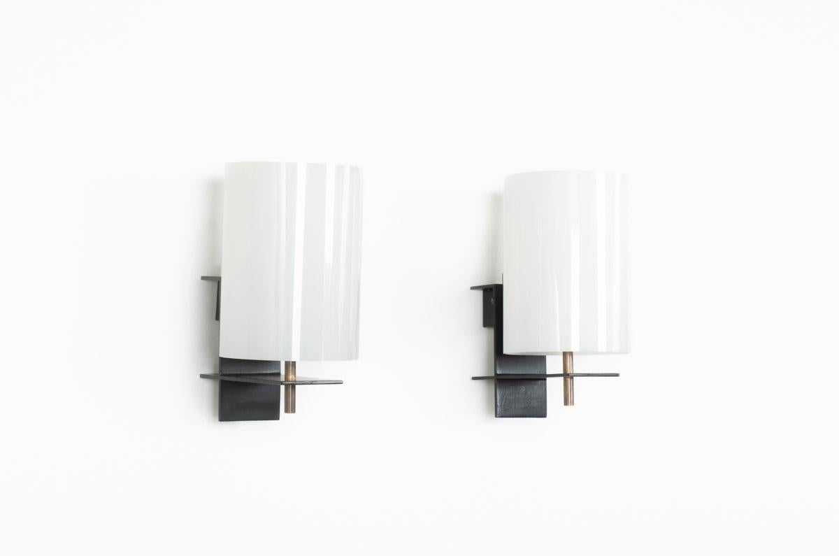 Set of 2 wall lamps designed by Georges Frydman and edited by E.F.A in the fifties
Structure in black metal with brass element, reflector in white Perspex
Rare pieces
Some traces of time.