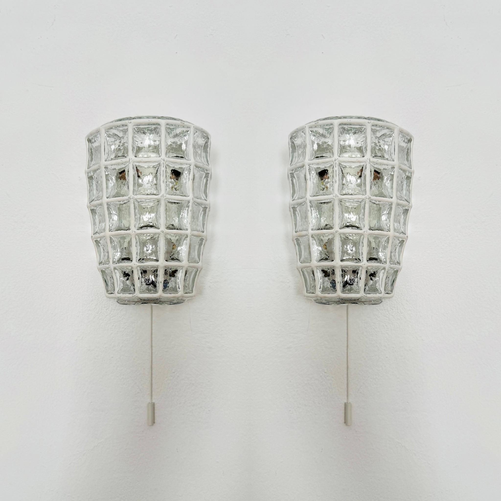 Eccezionali lampade da parete con design ad anello in ferro degli anni '60.
Design fantastico e lavorazione di alta qualità.
Le lampade colpiscono per i loro spettacolari giochi di luce.

Produttore: Glashütte Limburg

Il prezzo si riferisce a una