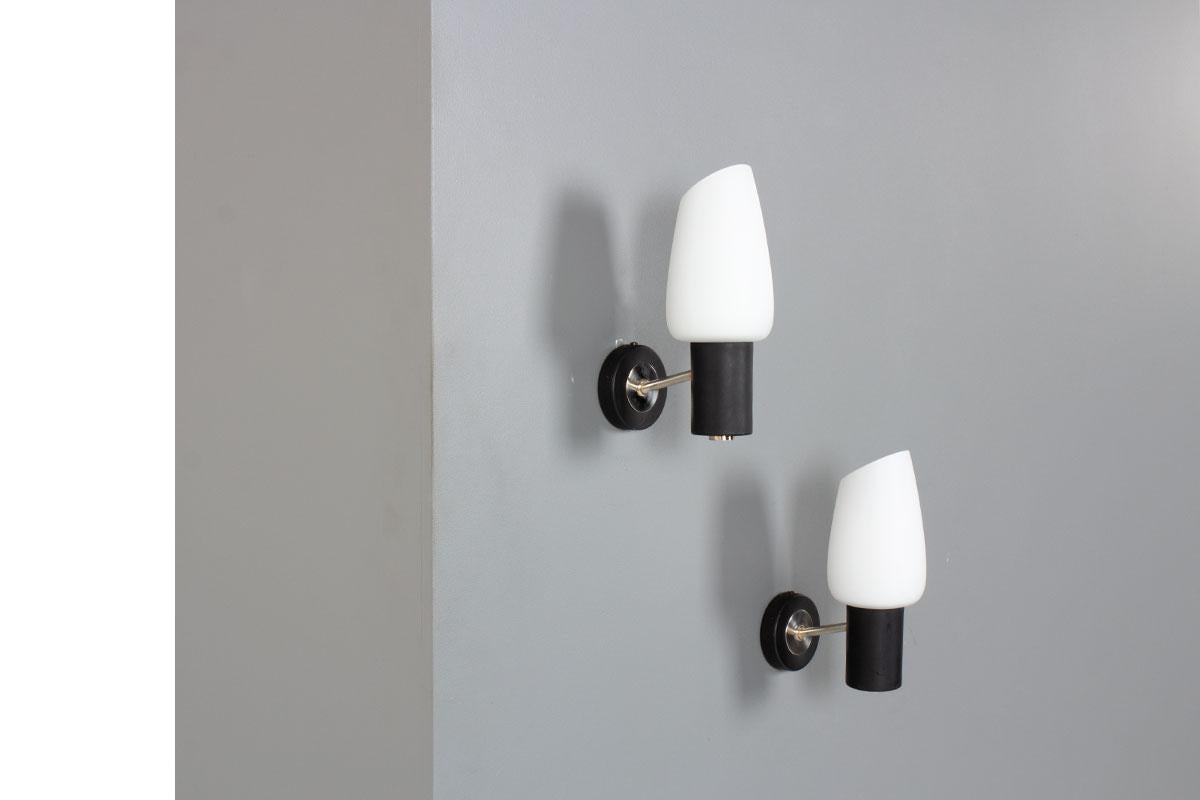 Ensemble de 2 appliques murales fabriquées par Arlus dans les années 50
Fixation murale en métal, bras vertical en laiton, réflecteurs en verre opalin blanc.
2 x ampoules B22