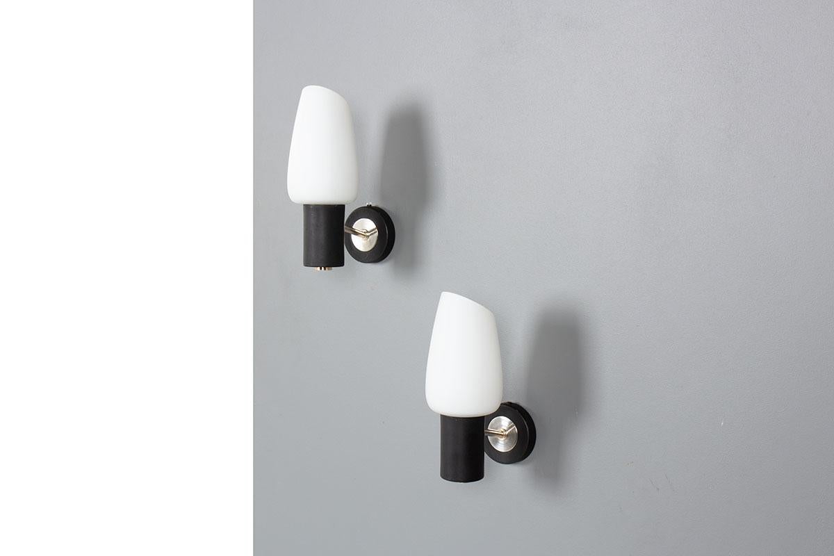 Français Set de 2 appliques en noir, laiton et opaline édition Arlus 1950 en vente