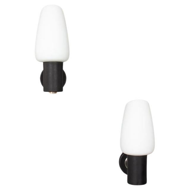 Set de 2 appliques en noir, laiton et opaline édition Arlus 1950 en vente