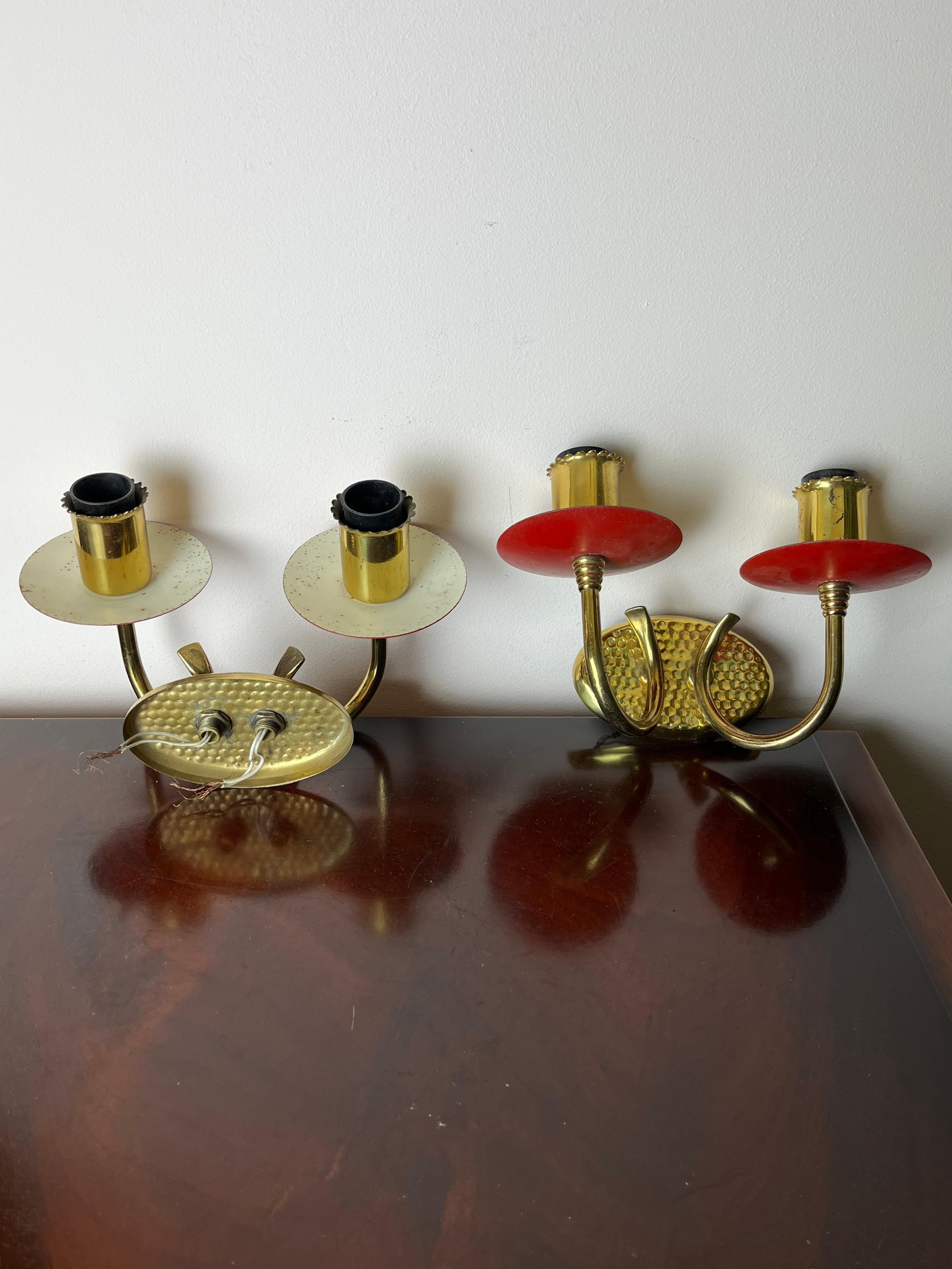 Ensemble de 2 appliques en laiton et aluminium coloré, fabriquées en Italie, années 1950 en vente 3