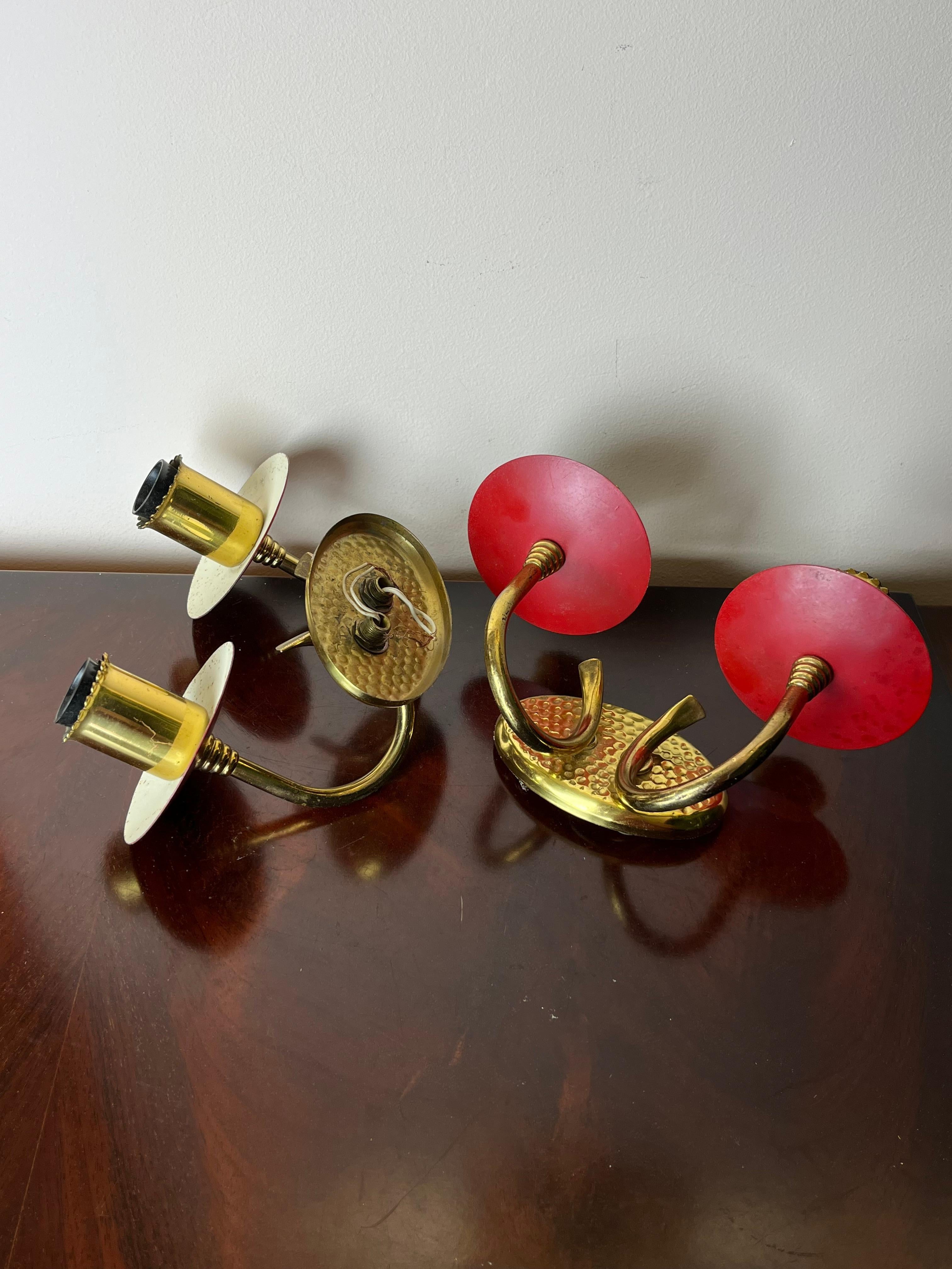 Set of 2 wall lamps in brass and colored aluminium, Made in Italy, 1950s
E14 lamps
Good conditions.