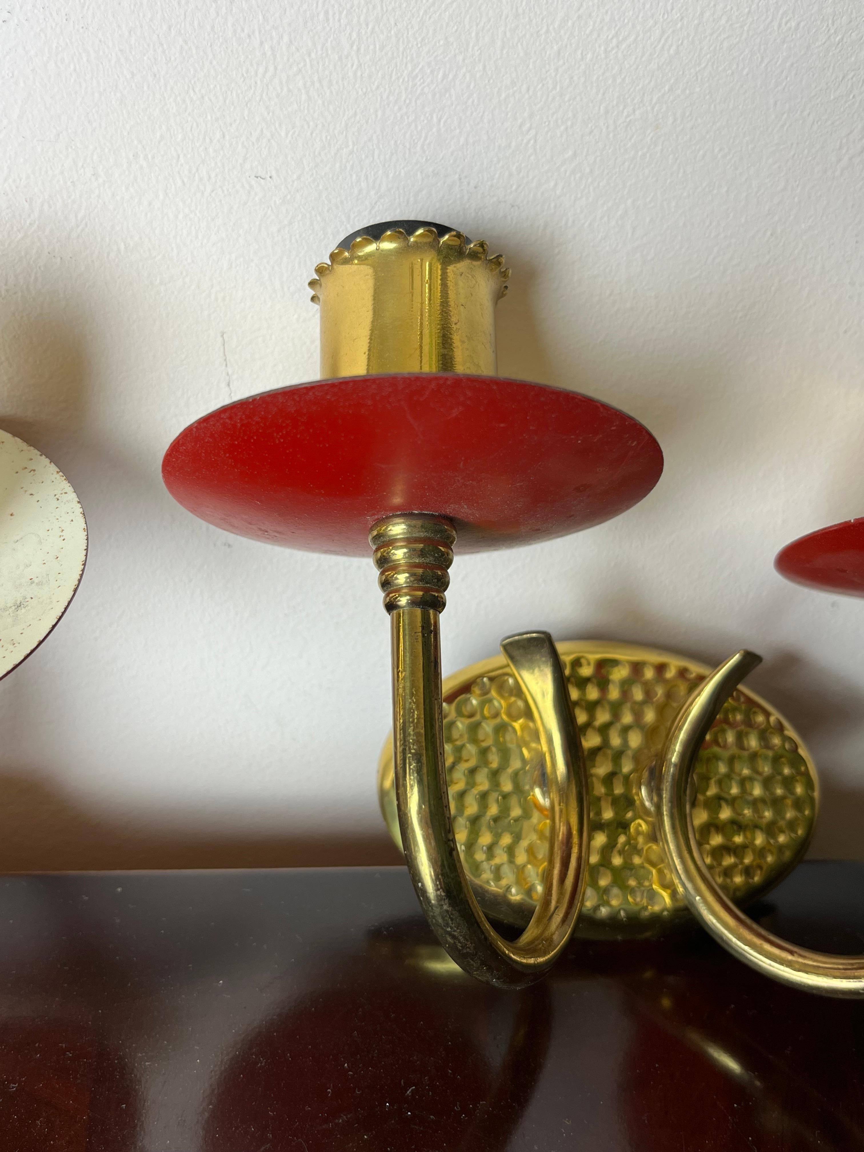 Ensemble de 2 appliques en laiton et aluminium coloré, fabriquées en Italie, années 1950 en vente 2