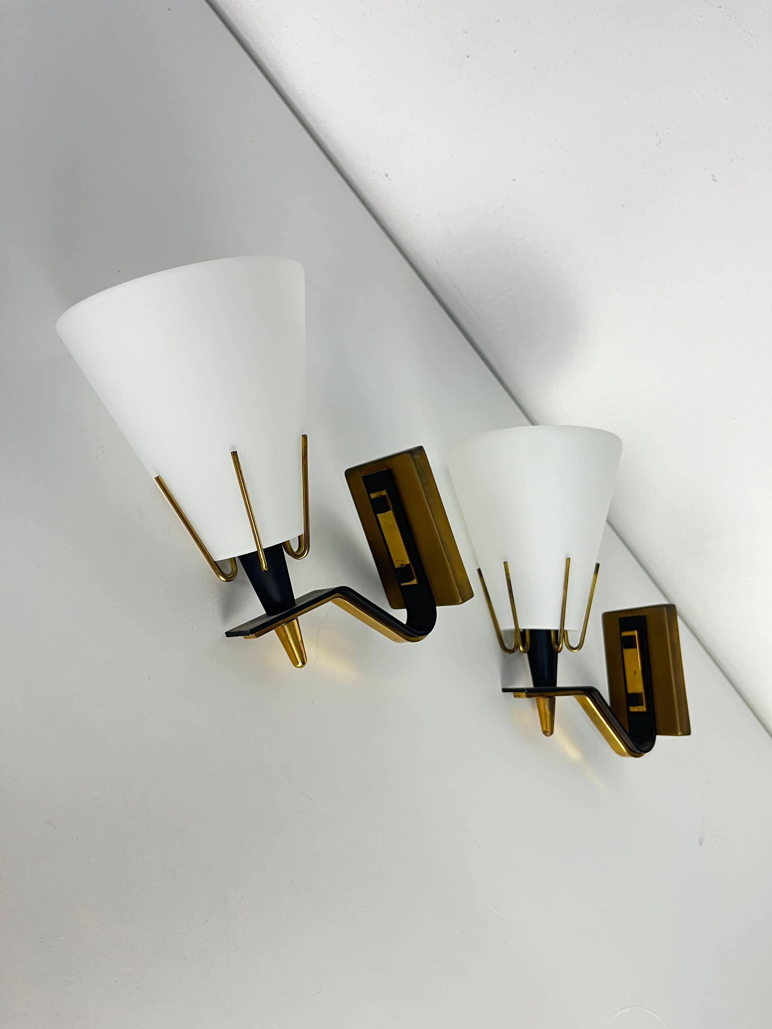 Ensemble de 2 appliques en métal, laiton et verre opalin attribué à Stilnovo en vente 4