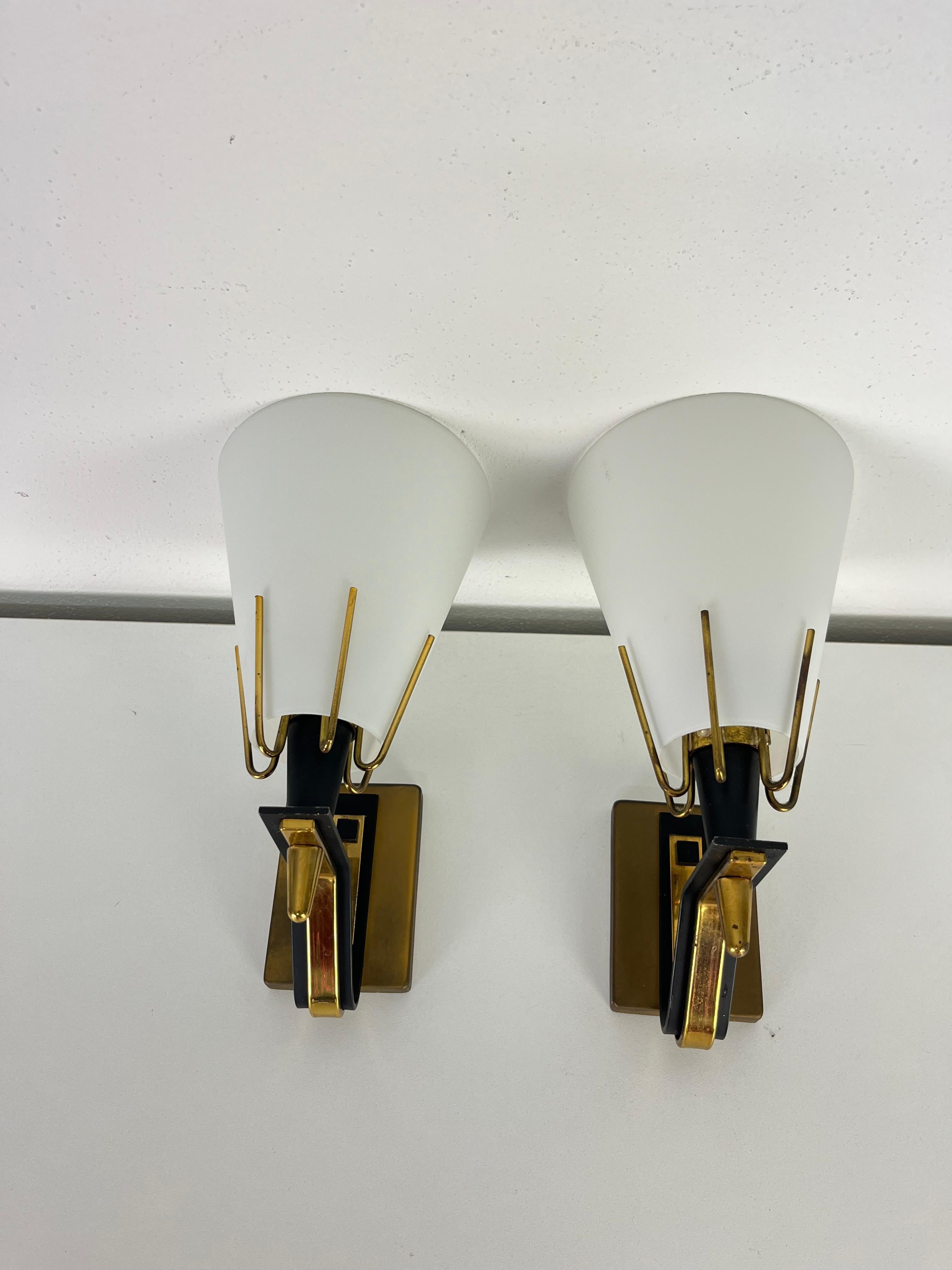 Ensemble de 2 appliques en métal, laiton et verre opalin attribuées à Stilnovo, années 1950
Verre intact, lampes E14.
Bon état.
Trouvé dans un appartement noble de ma ville natale, Palerme.

Une autre série de deux est disponible en ligne.

Nous