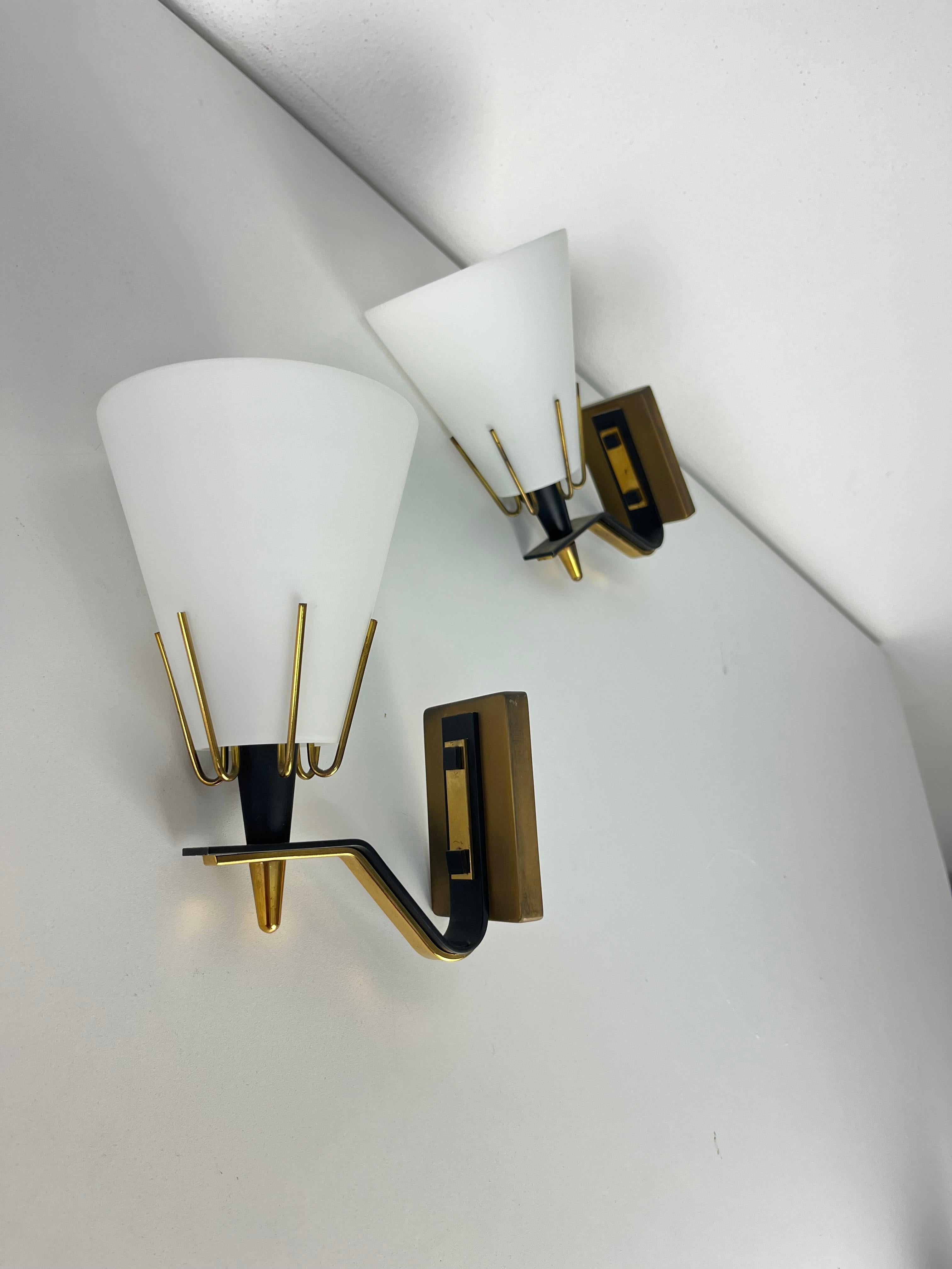 italien Ensemble de 2 appliques en métal, laiton et verre opalin attribué à Stilnovo en vente
