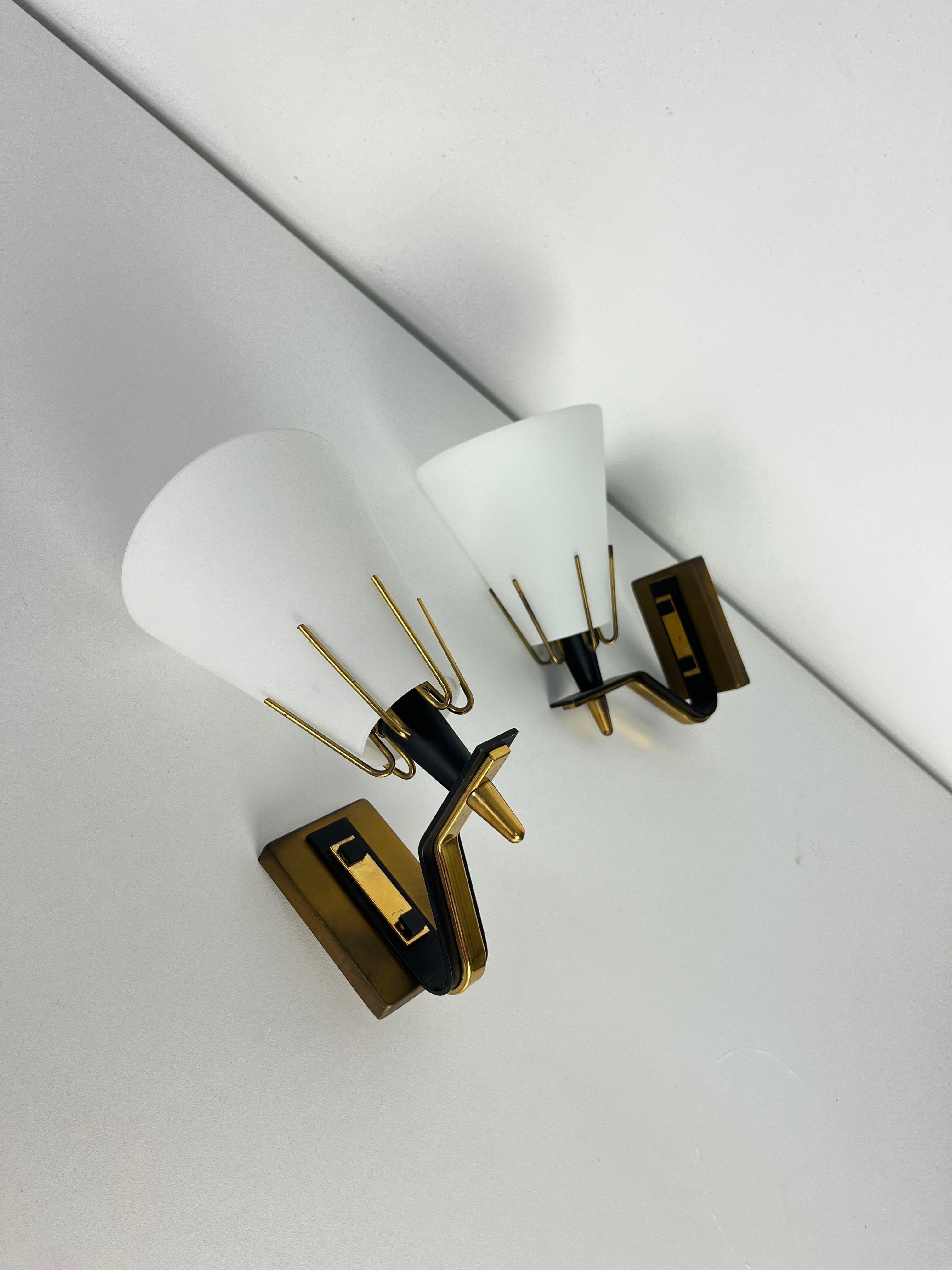 Ensemble de 2 appliques en métal, laiton et verre opalin attribué à Stilnovo Bon état - En vente à Palermo, IT