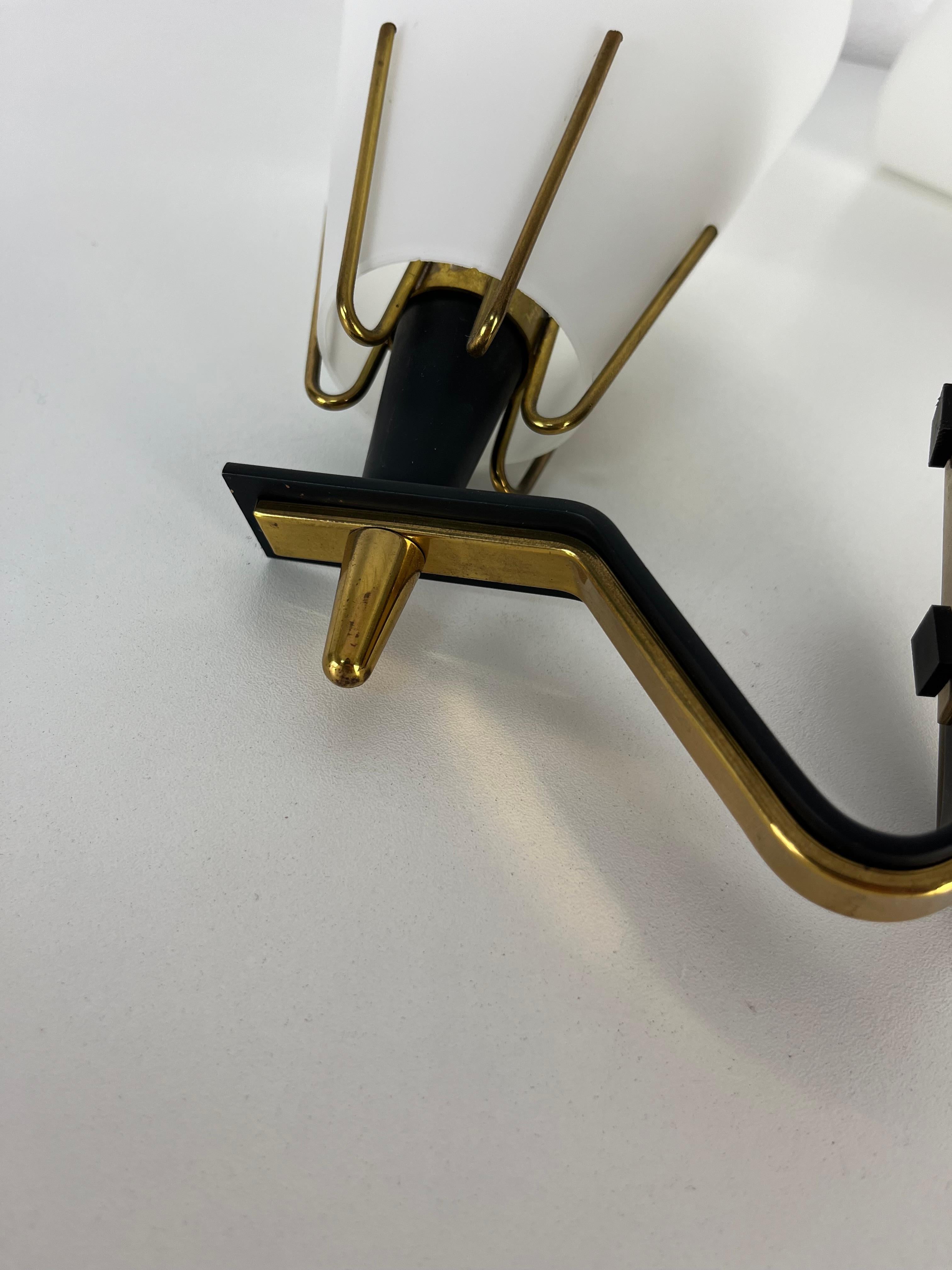 Métal Ensemble de 2 appliques en métal, laiton et verre opalin attribué à Stilnovo en vente