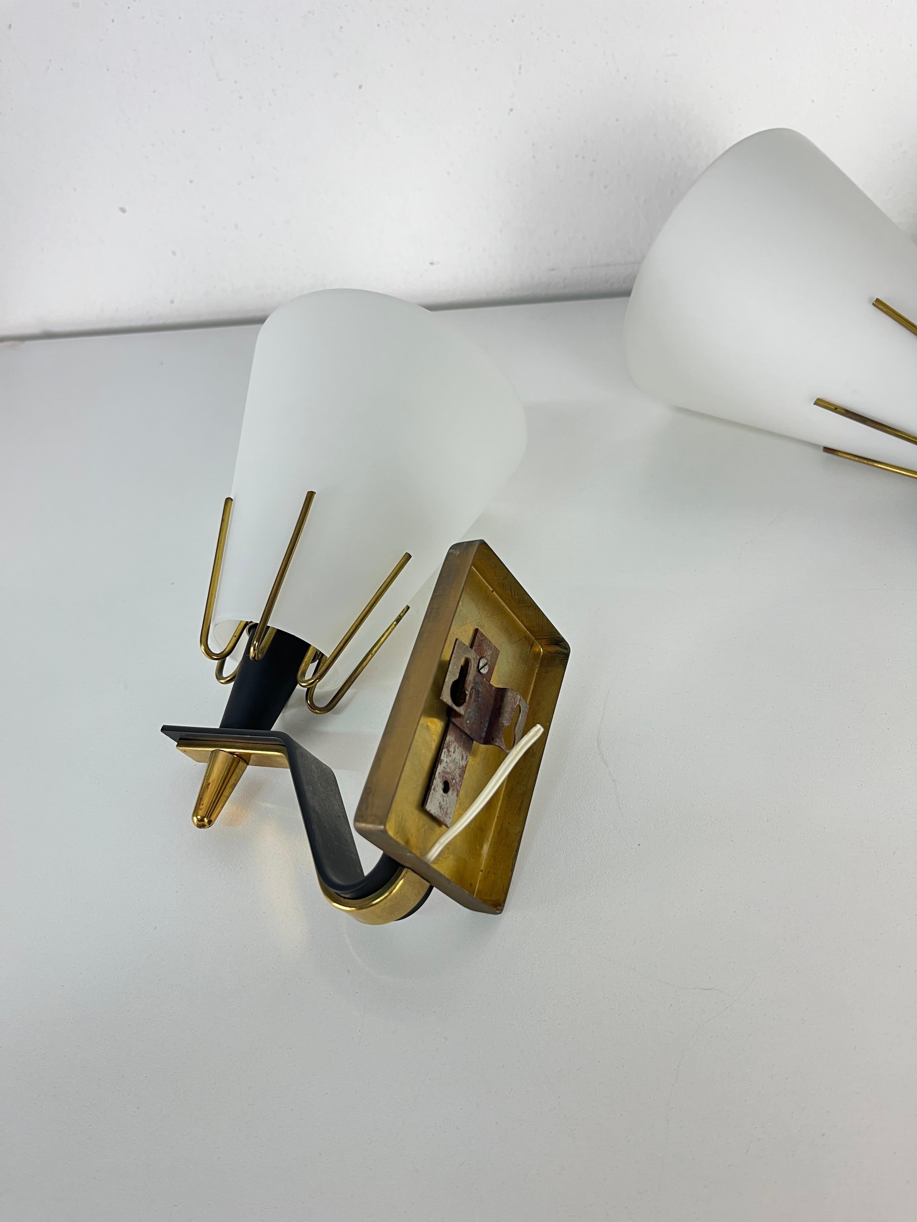 Ensemble de 2 appliques en métal, laiton et verre opalin attribué à Stilnovo en vente 1
