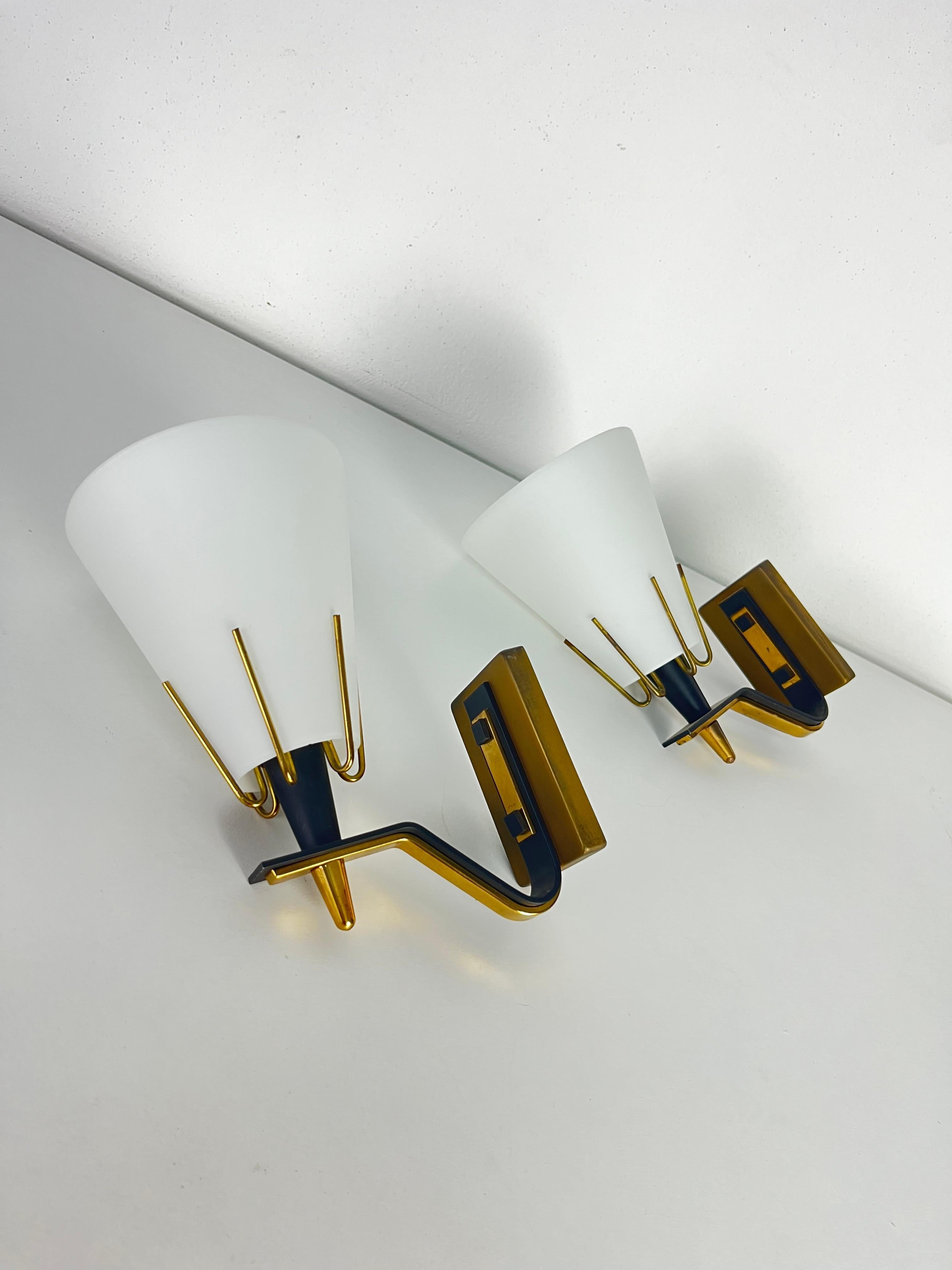 Ensemble de 2 appliques en métal, laiton et verre opalin attribué à Stilnovo en vente 2