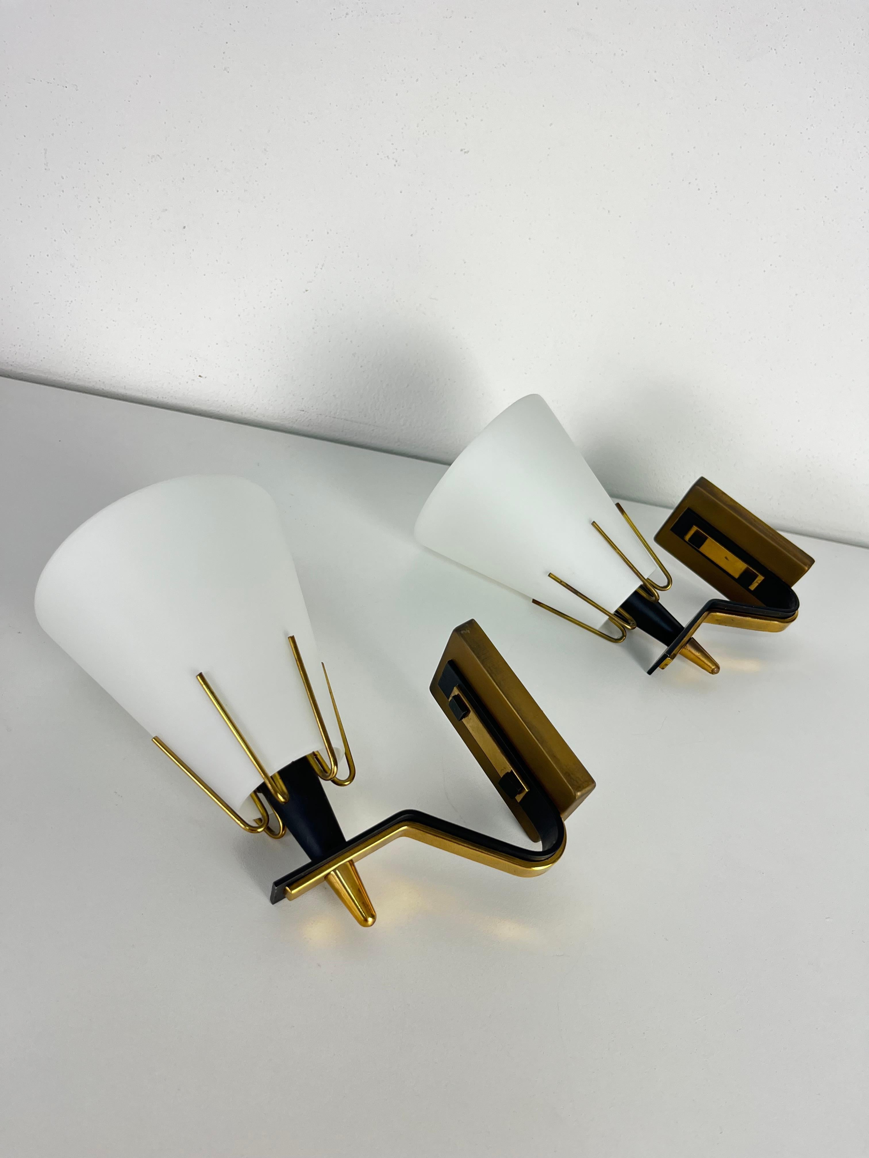 Ensemble de 2 appliques en métal, laiton et verre opalin attribué à Stilnovo en vente 3